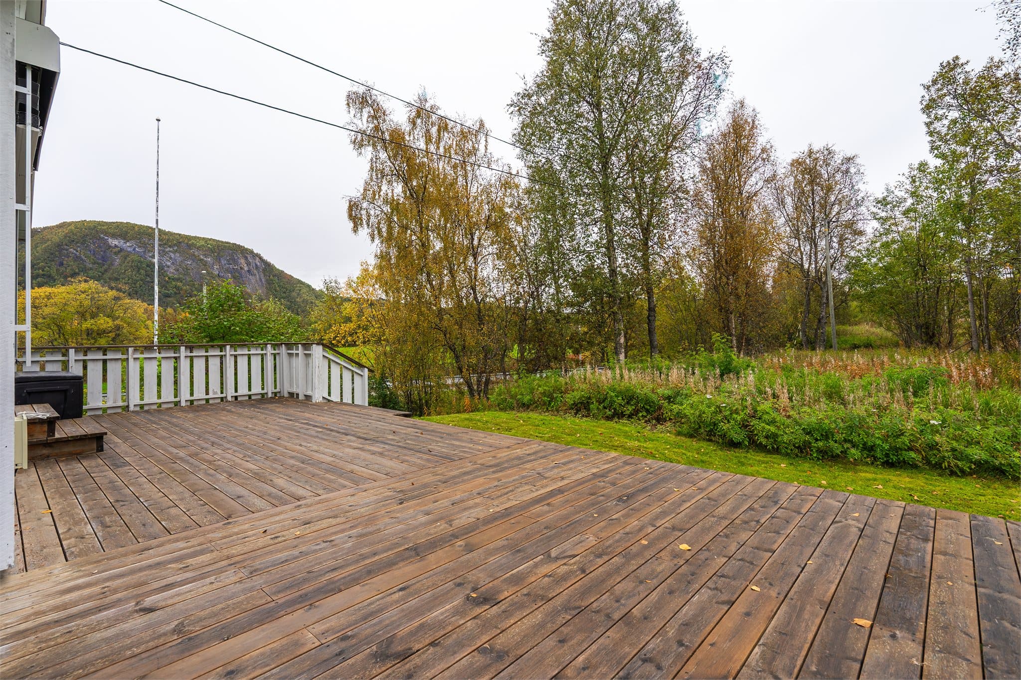 Verandaen har flott utsyn mot de omkringliggende naturområdene.