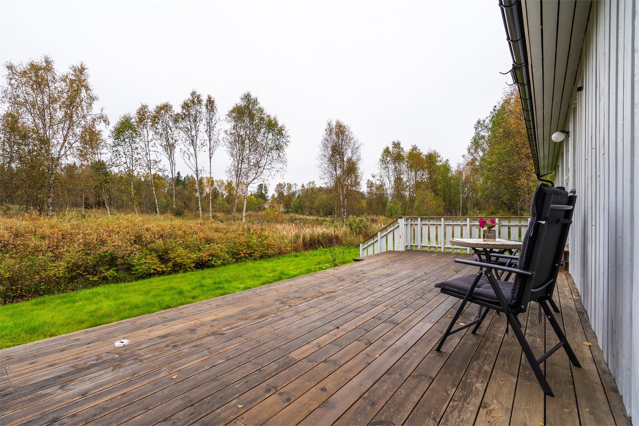 Uteplassen gir god plass til flere sittegrupper og utemøblement.