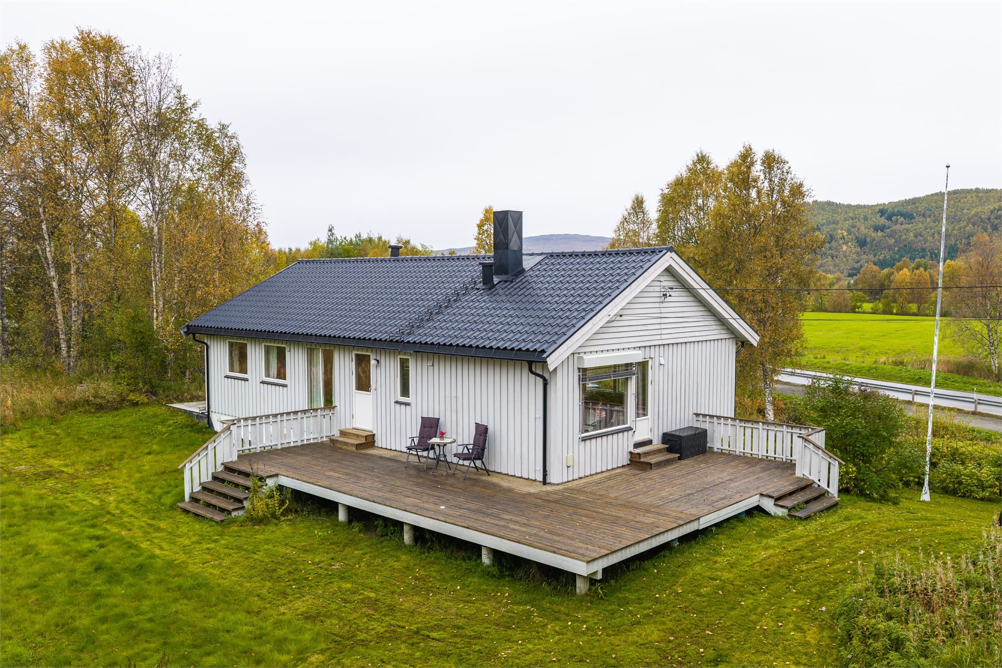 Enebolig over to plan beliggende i rolige omgivelser på Karlstad, med stor sør- og vestvendt veranda.