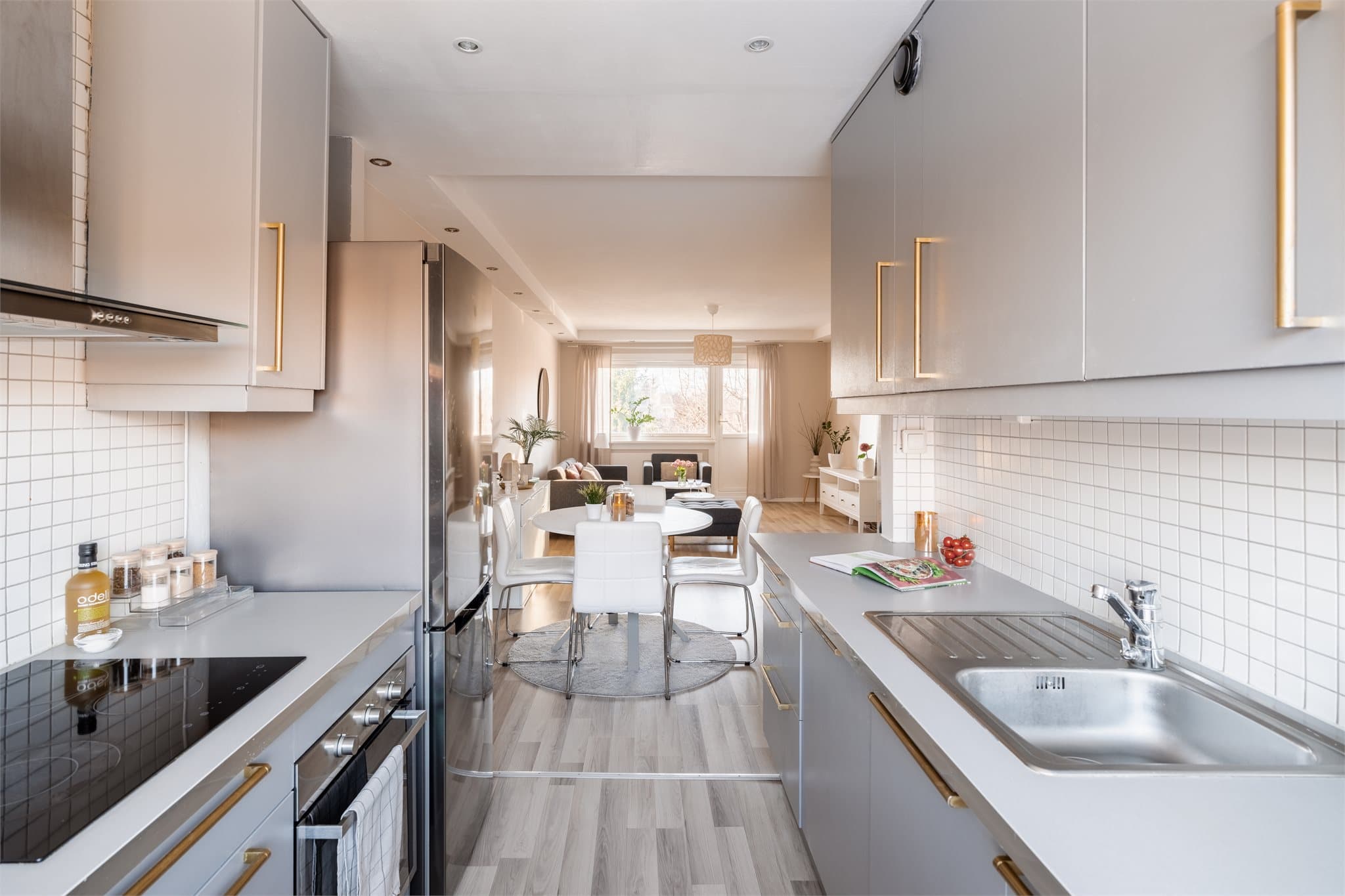 Kjøkkenet er utstyrt med integrert stekeovn og koketopp.