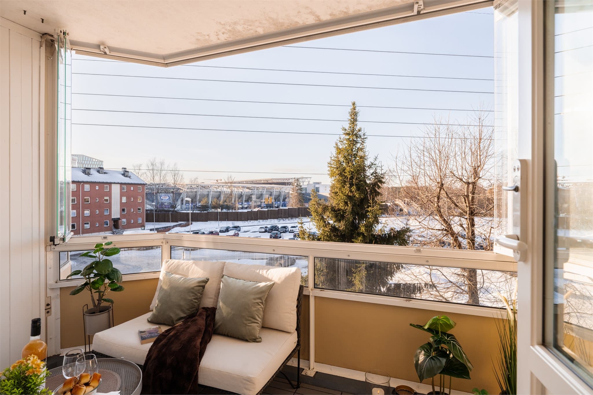 Fra stuen er det utgang til en romslig, innglasset balkong på 9 m².