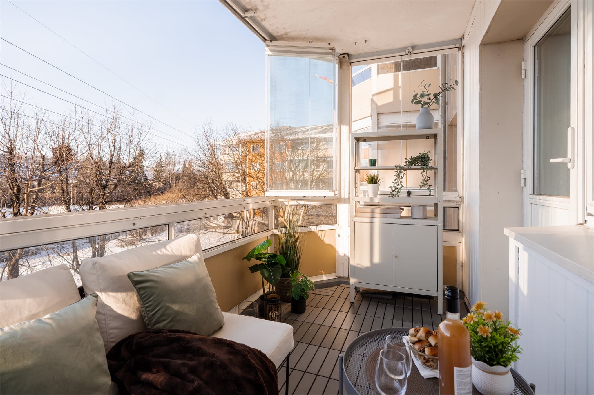 Innglassingen fra 2021 gjør balkongen til et anvendelig uterom store deler av året.