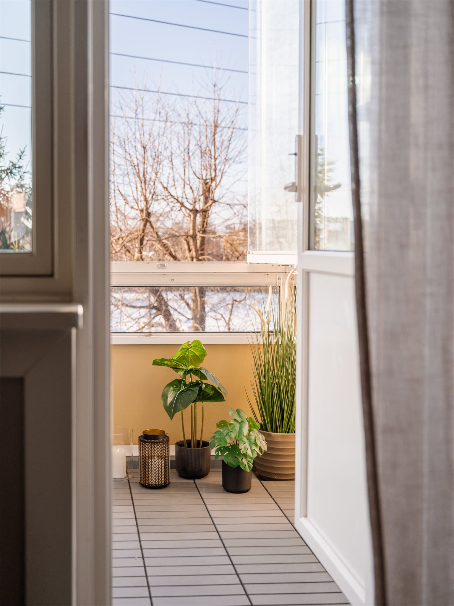 Balkongdøren i malt tre er fra 2013, samme år som vinduene ble skiftet.