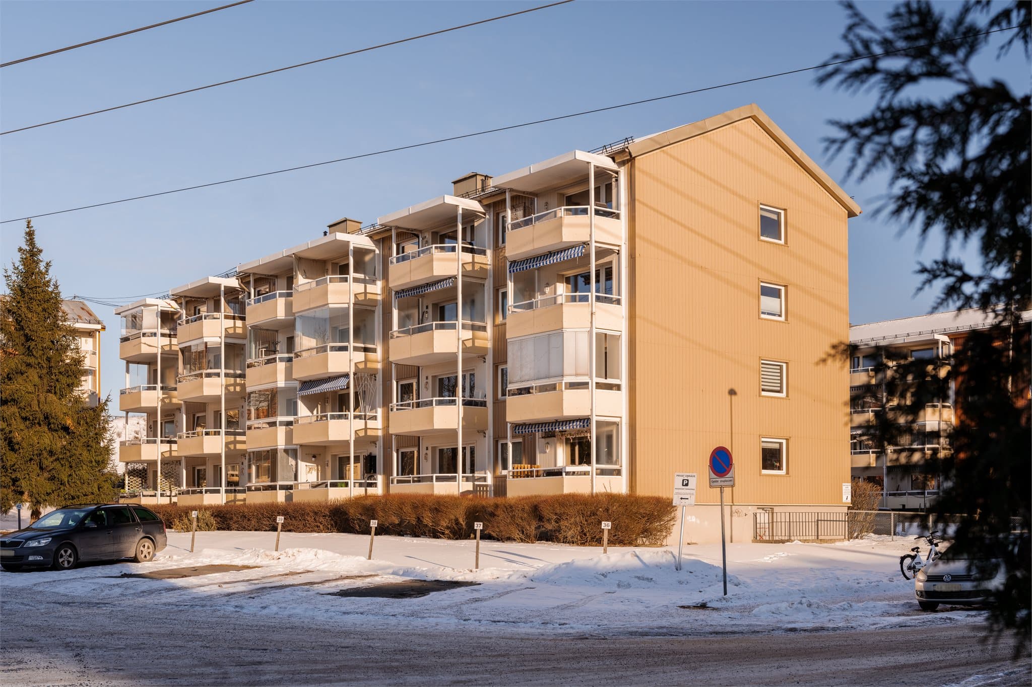 Bygget er fra 1958 og har fasader kledd med korrugerte stålplater.