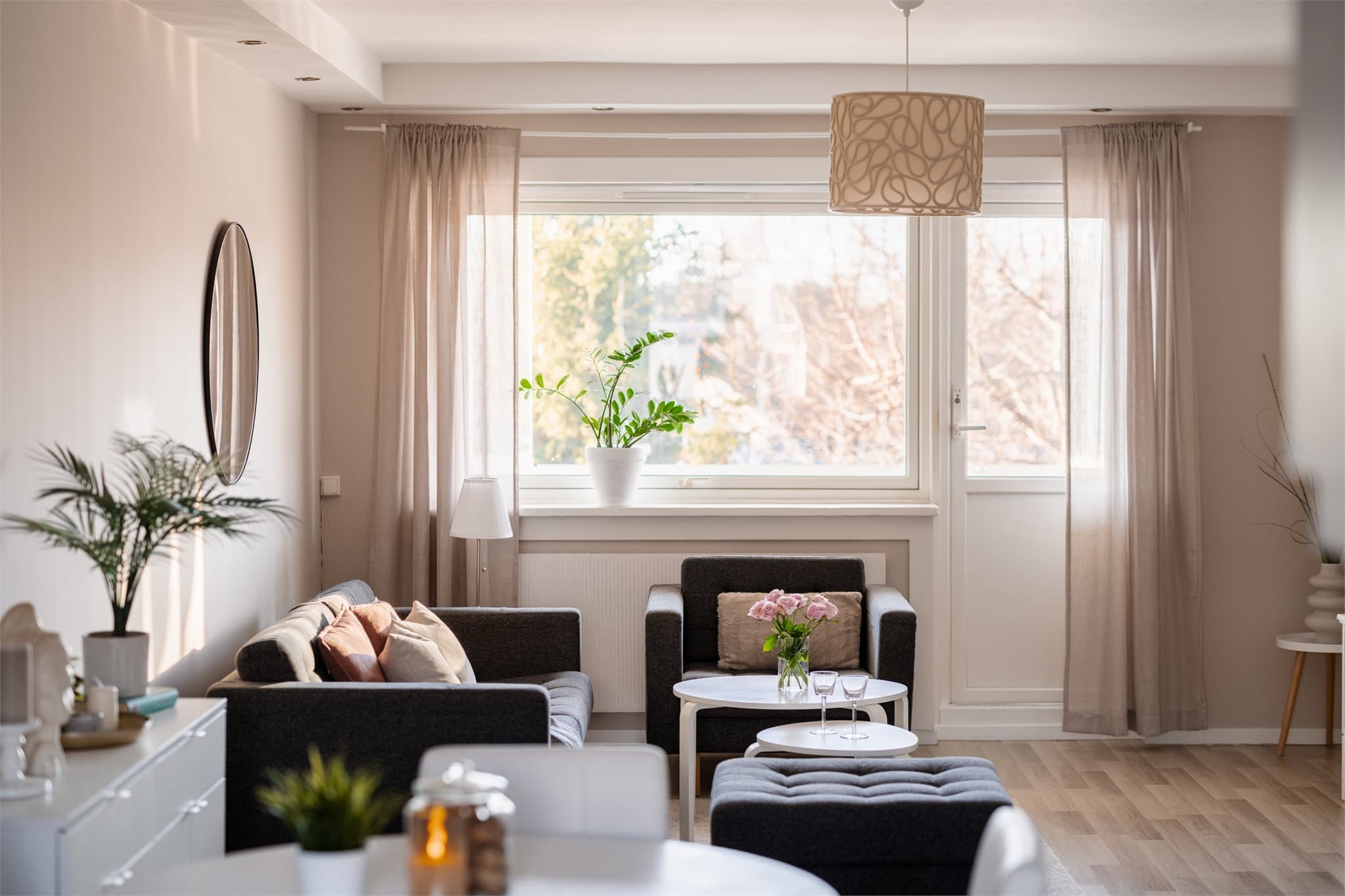 Store vindusflater med 2-lags glass fra 2013 slipper inn rikelig med lys.