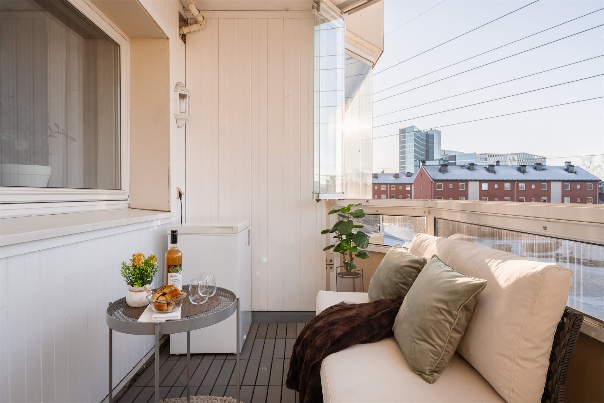 Gulvet på balkongen er kledd med tremmer, som gir en lun overflate.