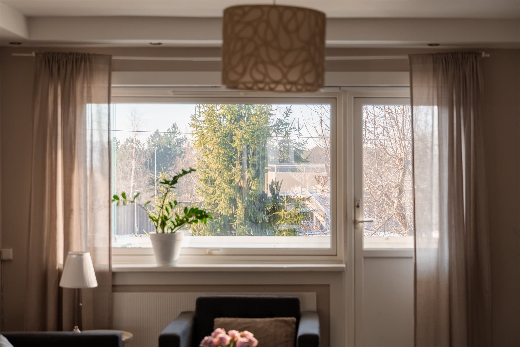 Leiligheten oppvarmes med radiatorer, som sikrer en jevn og behagelig varme.