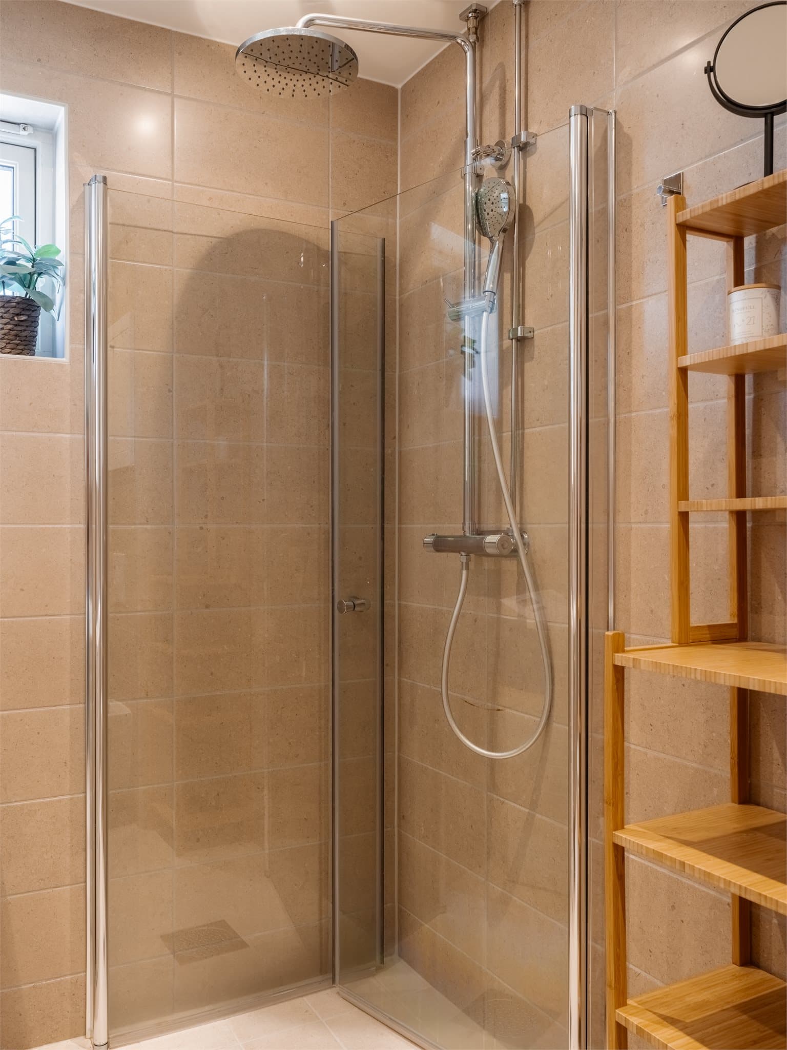 Her er det flislagt gulv med elektriske varmekabler og et praktisk dusjhjørne.