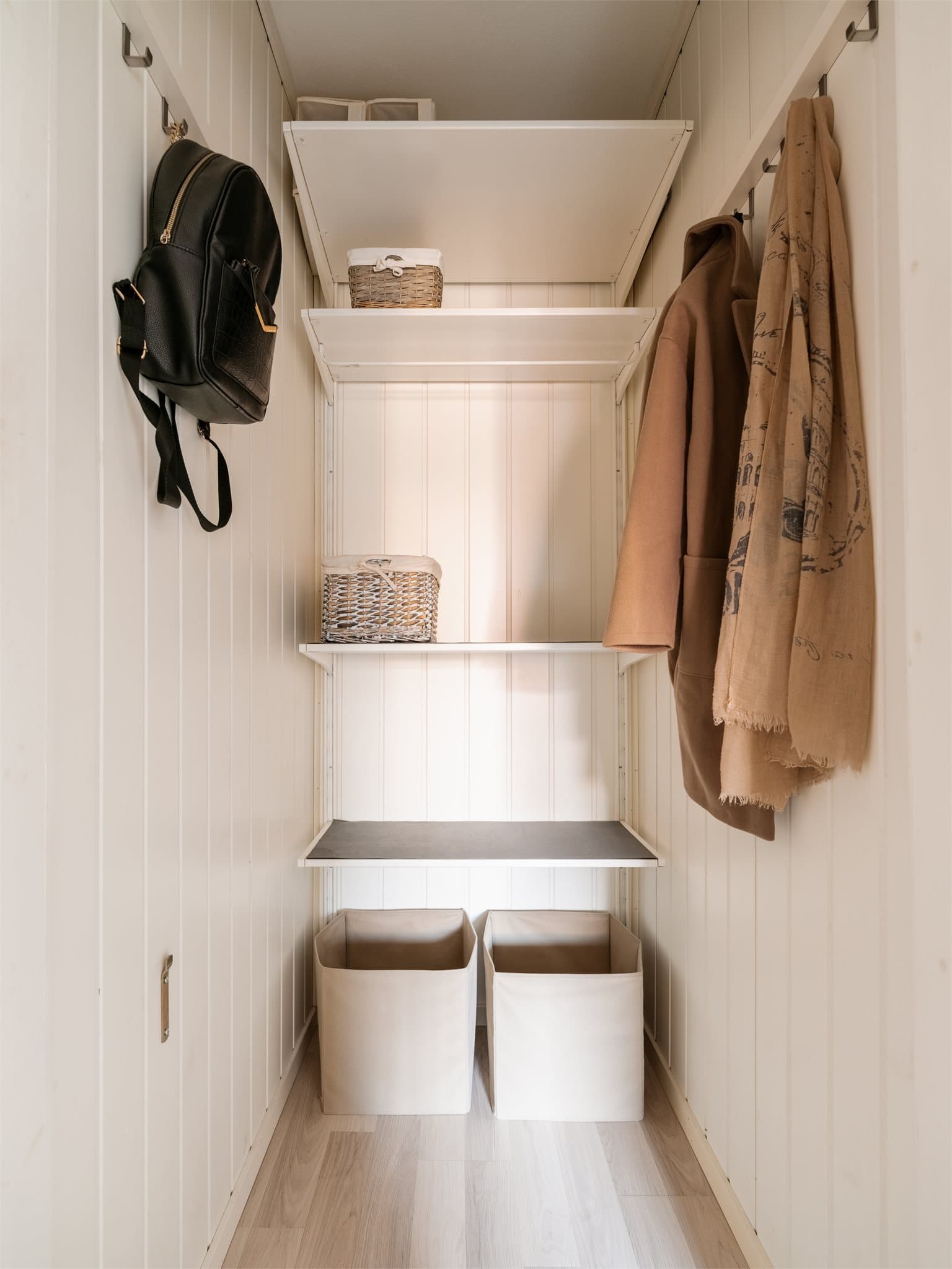 Praktisk innvendig bod gir gode oppbevaringsmuligheter.