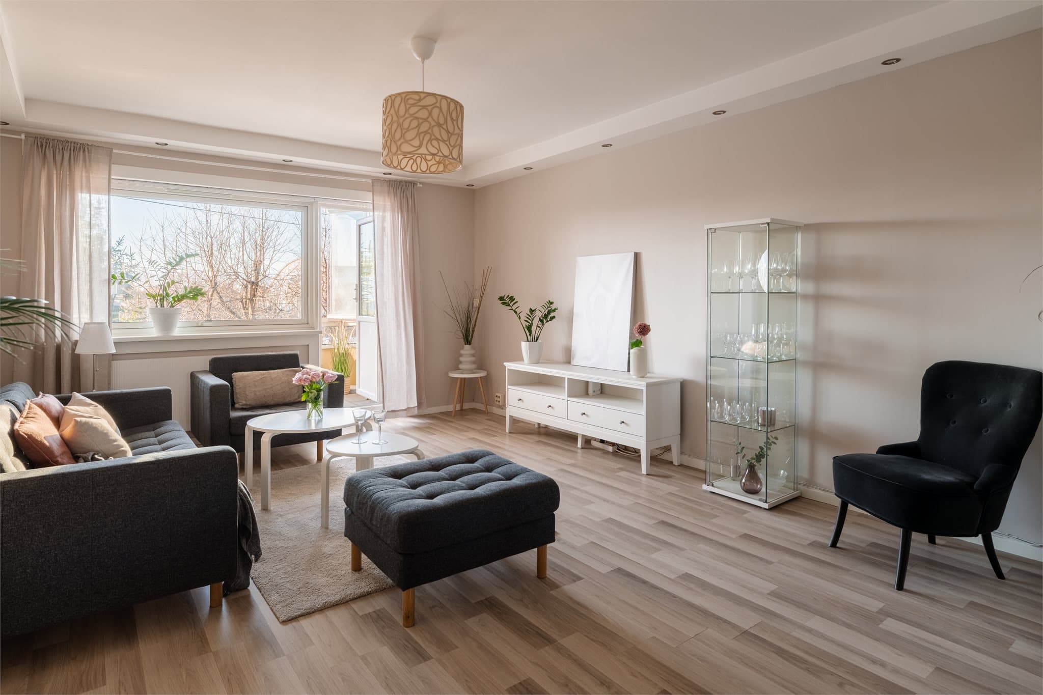 Stuen er romslig med malte vegger og gjennomgående laminatgulv.