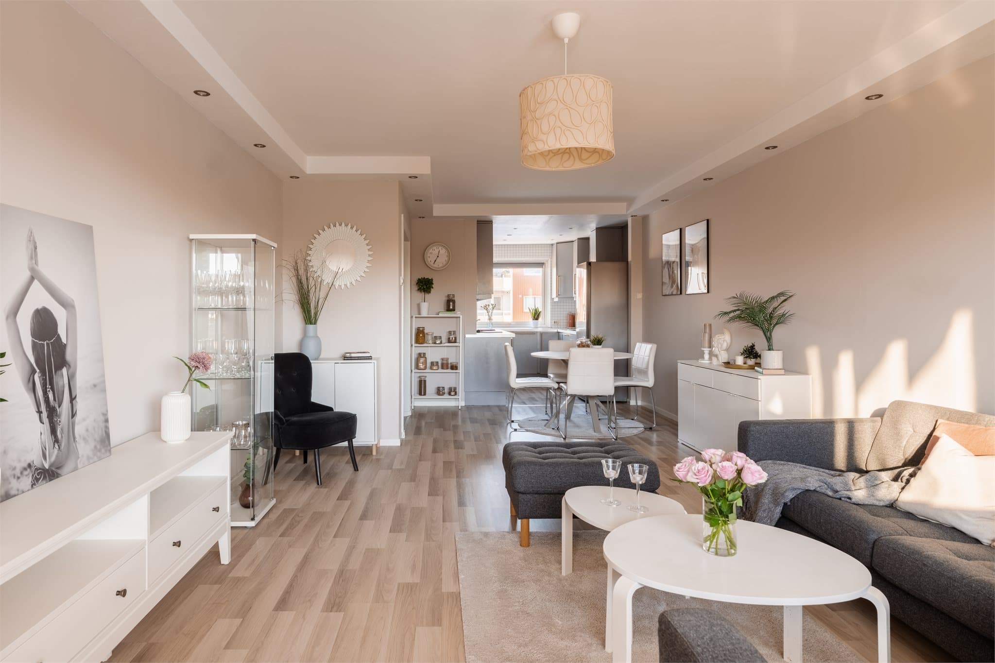 Den åpne løsningen mot kjøkkenet skaper en sosial og luftig atmosfære.