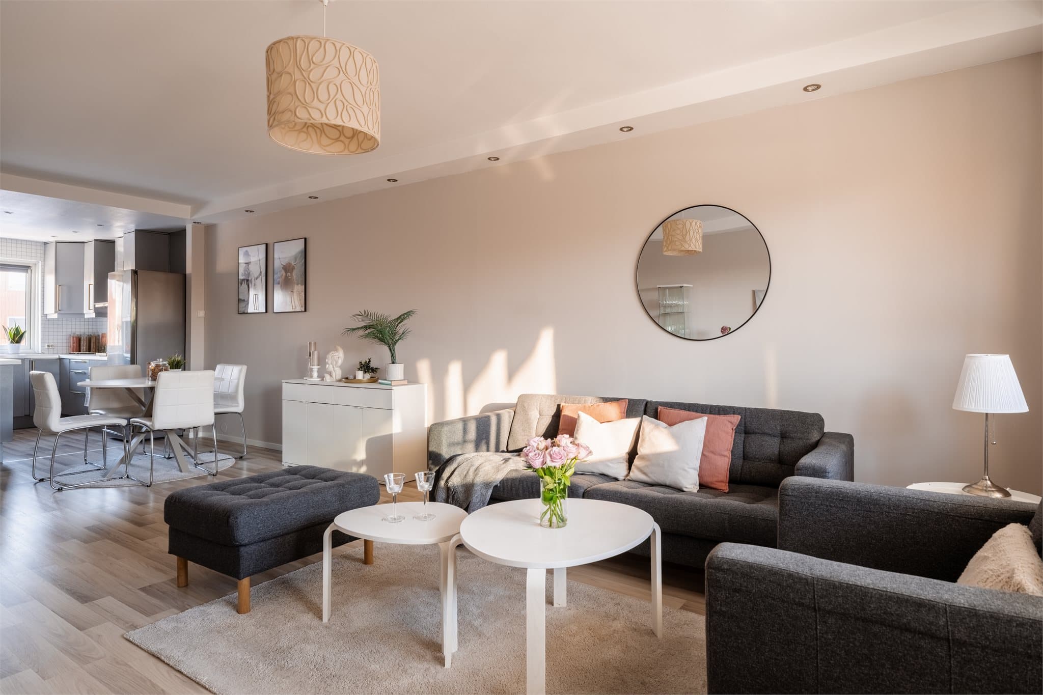 Fra stuen er det direkte utgang til den vestvendte balkongen.