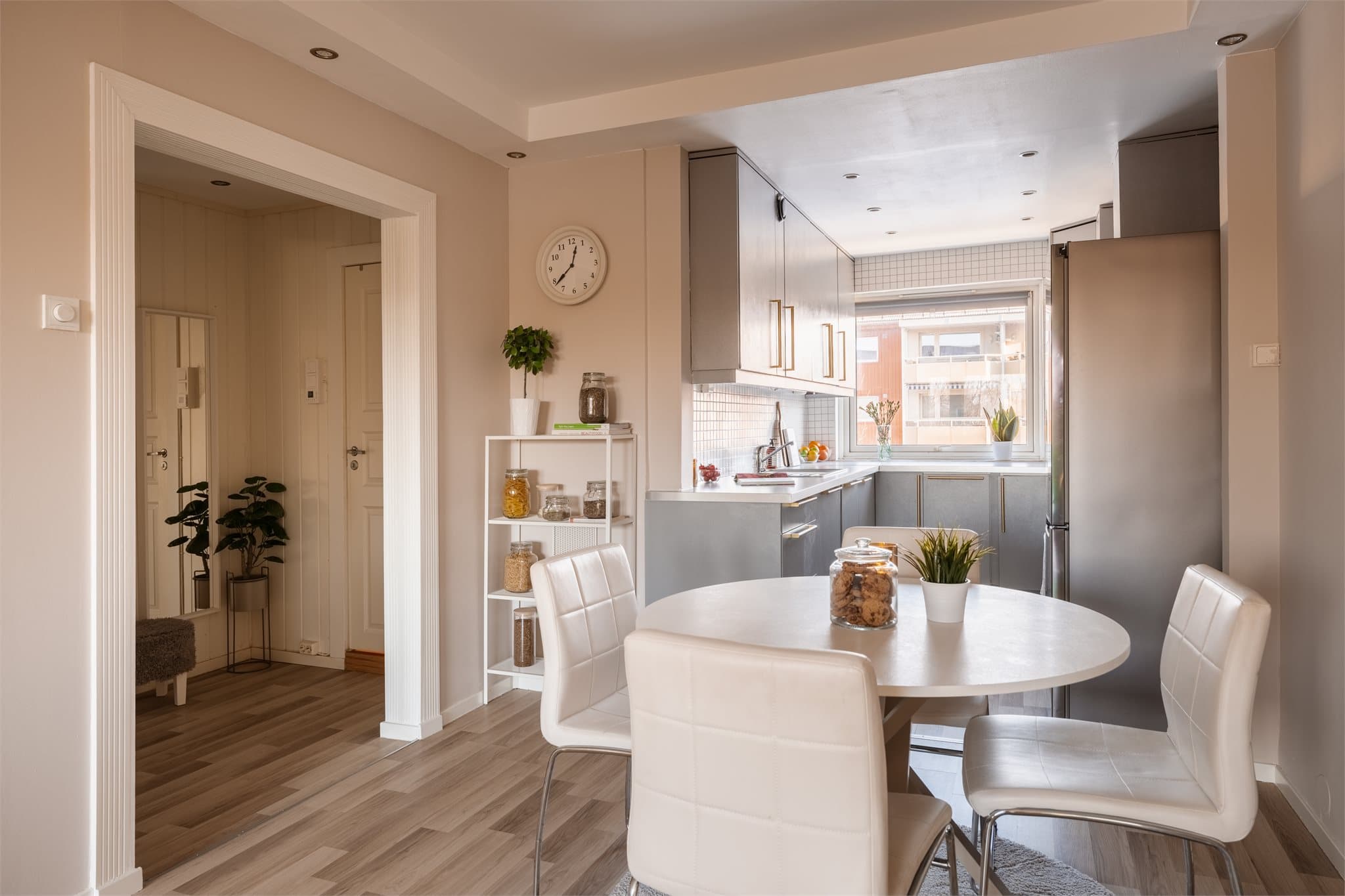 Fra kjøkkenet er det enkel adkomst til entreen og resten av leiligheten.