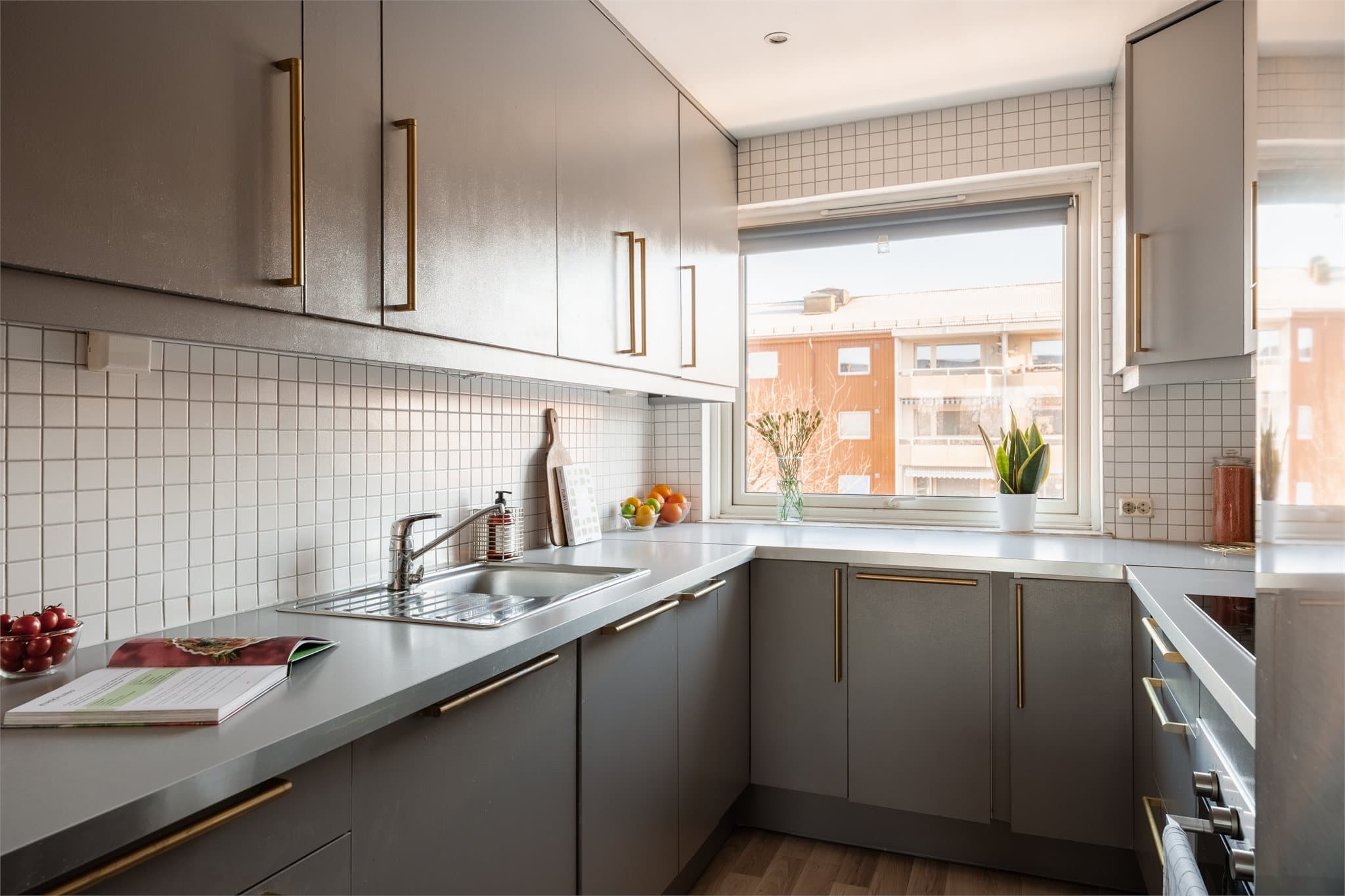 Solid laminatbenkeplate med nedfelt oppvaskkum gir gode arbeidsflater.