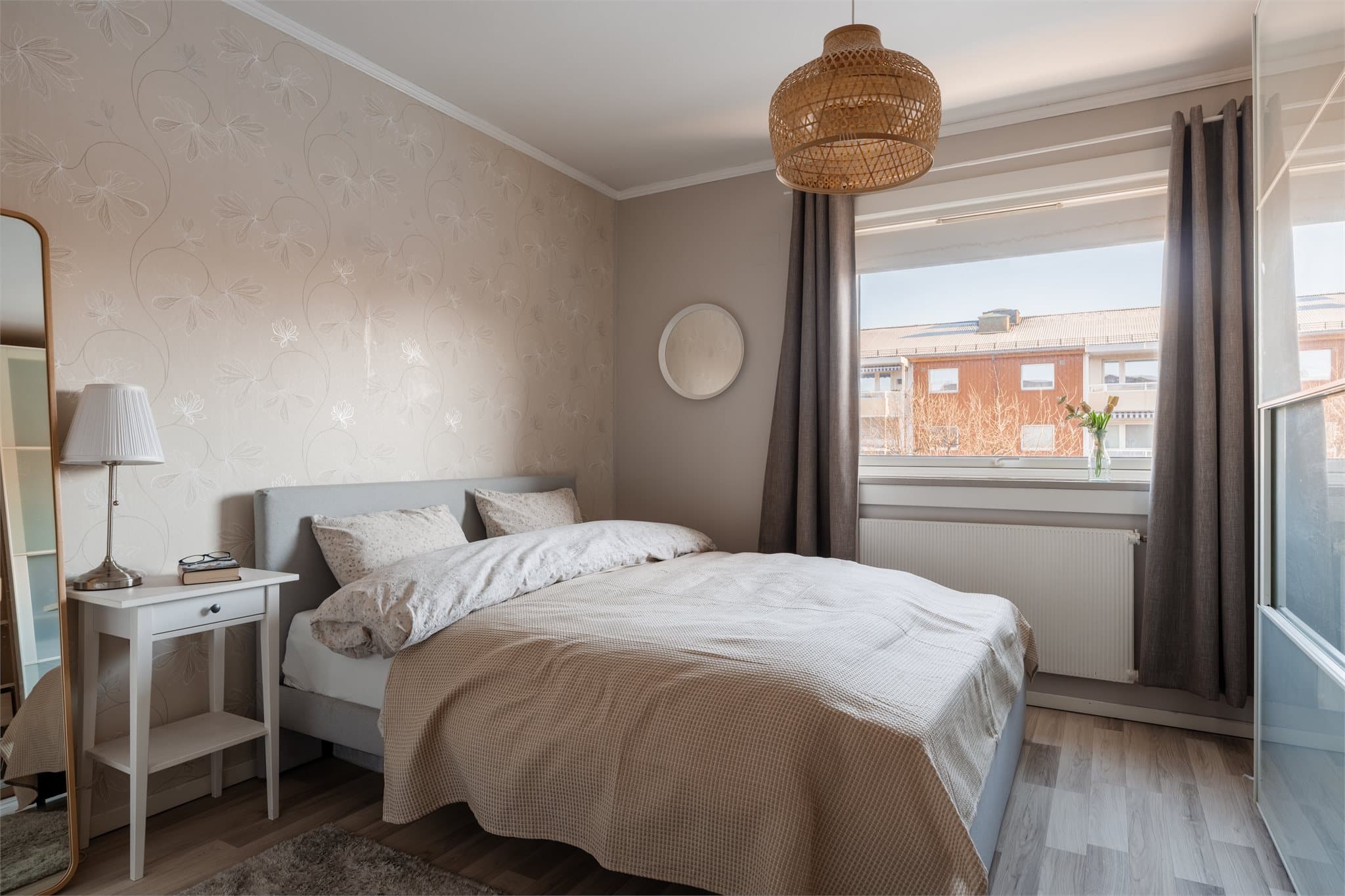 Soverommet er romslig og har laminatgulv og malte vegger.