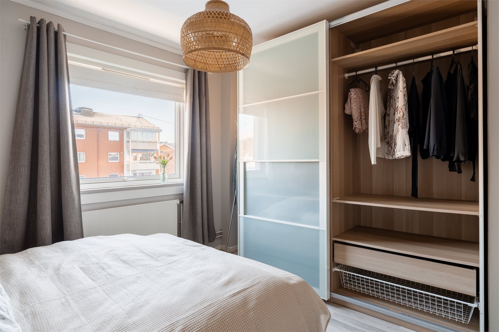 Det er god plass til en stor garderobeløsning for oppbevaring av klær.