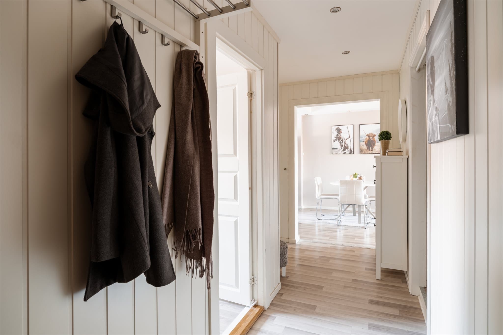 Hoveddøren er brann- og lydklassifisert for økt sikkerhet og komfort.