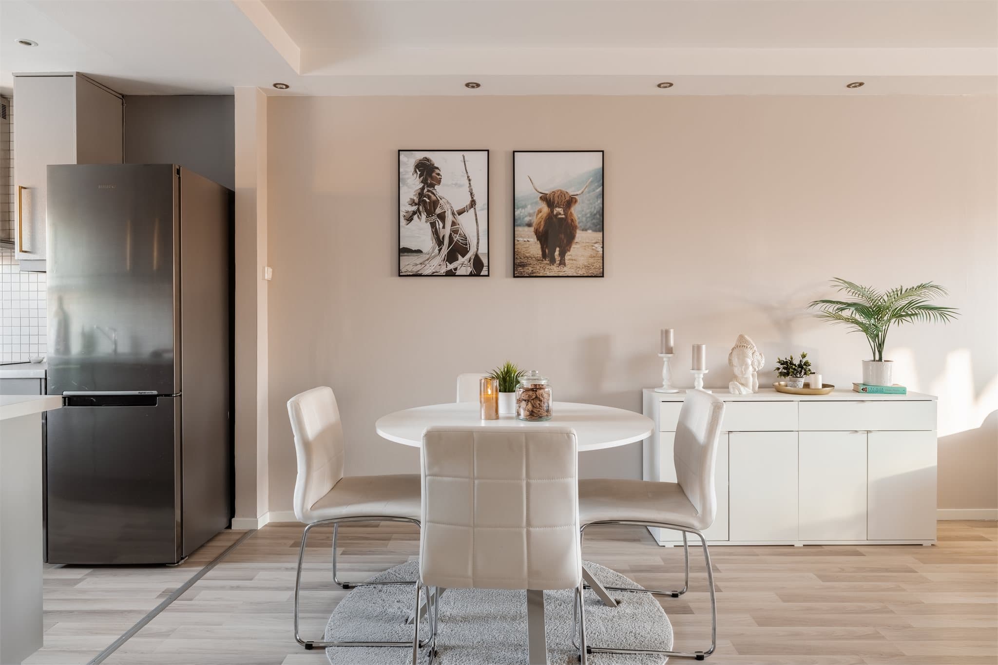 Her er det rom for et spisebord med plass til flere gjester.