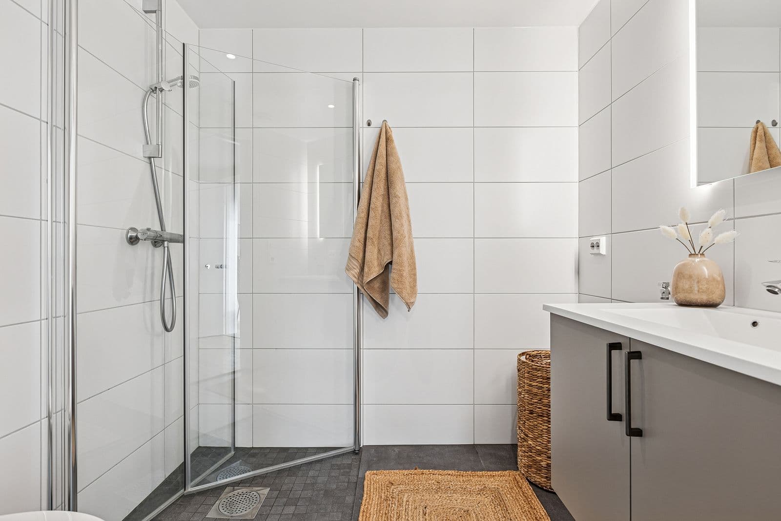 Den moderne og romslige servantinnredningen sørger for god lagringsplass.