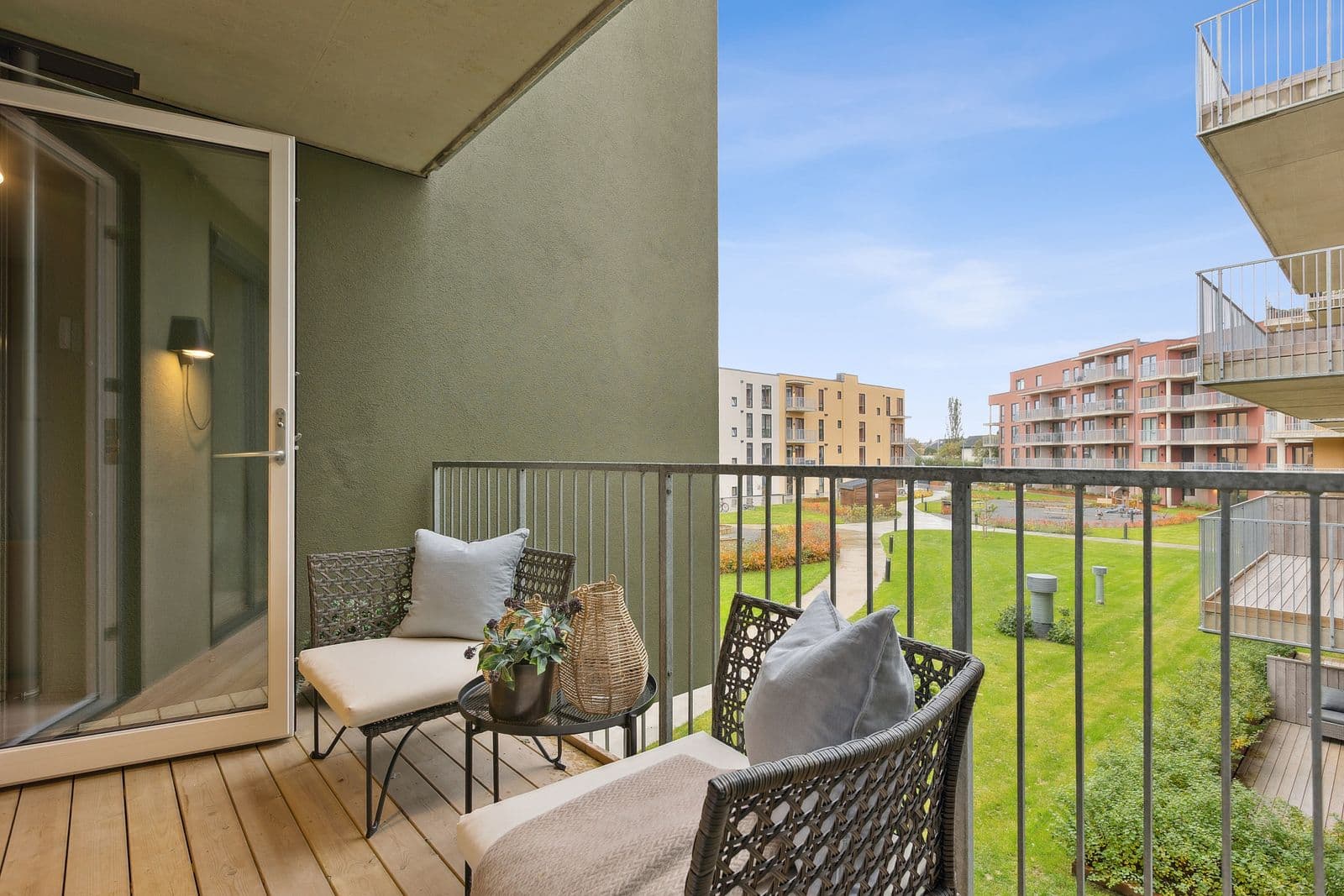 Sameiets tomt er pent opparbeidet med gressplen, beplantning og lekeplass.