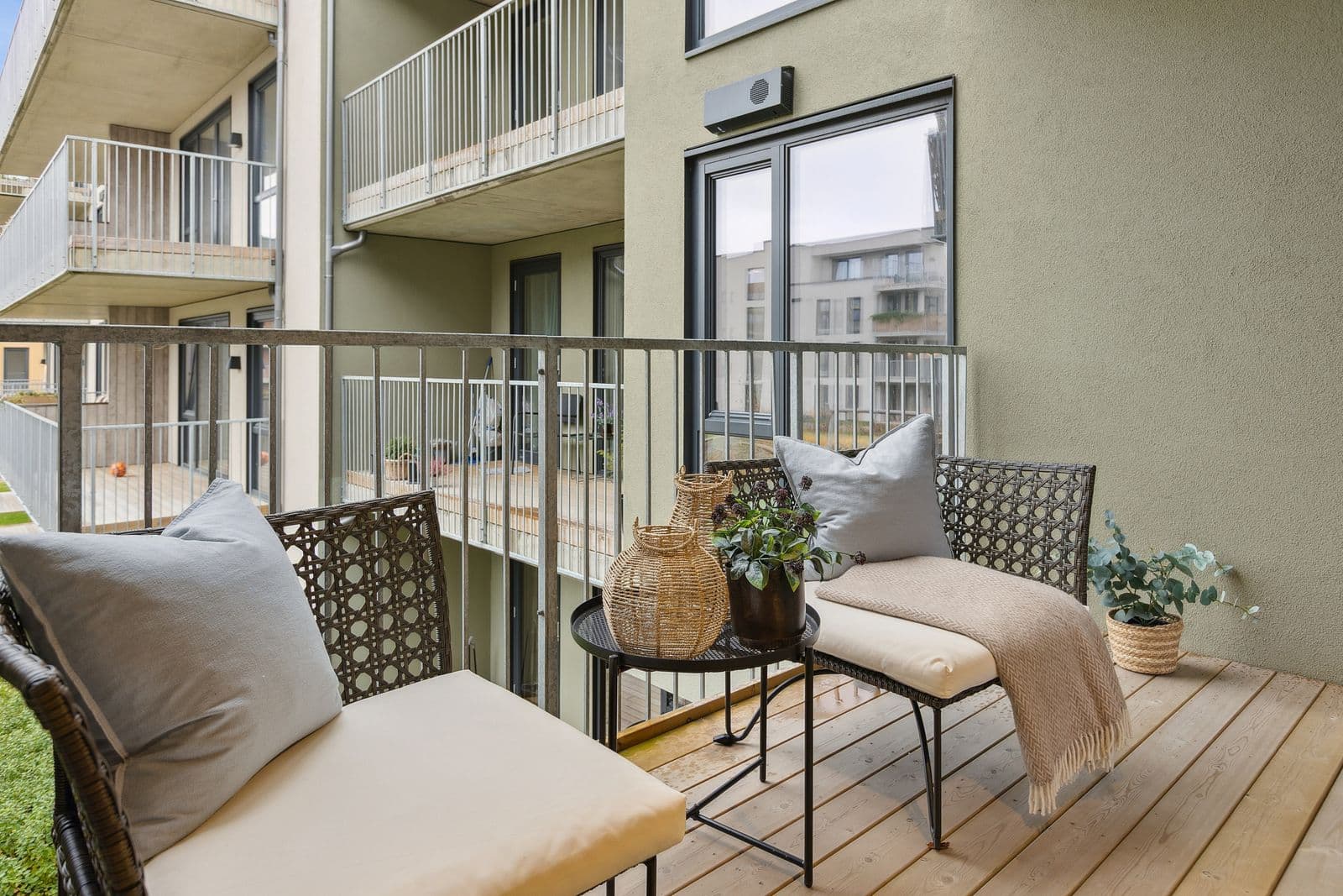 Fra stuen har man utgang til en balkong på ca. 6,5 kvm. Her er det god plass til en sittegruppe for å nyte utelivet.