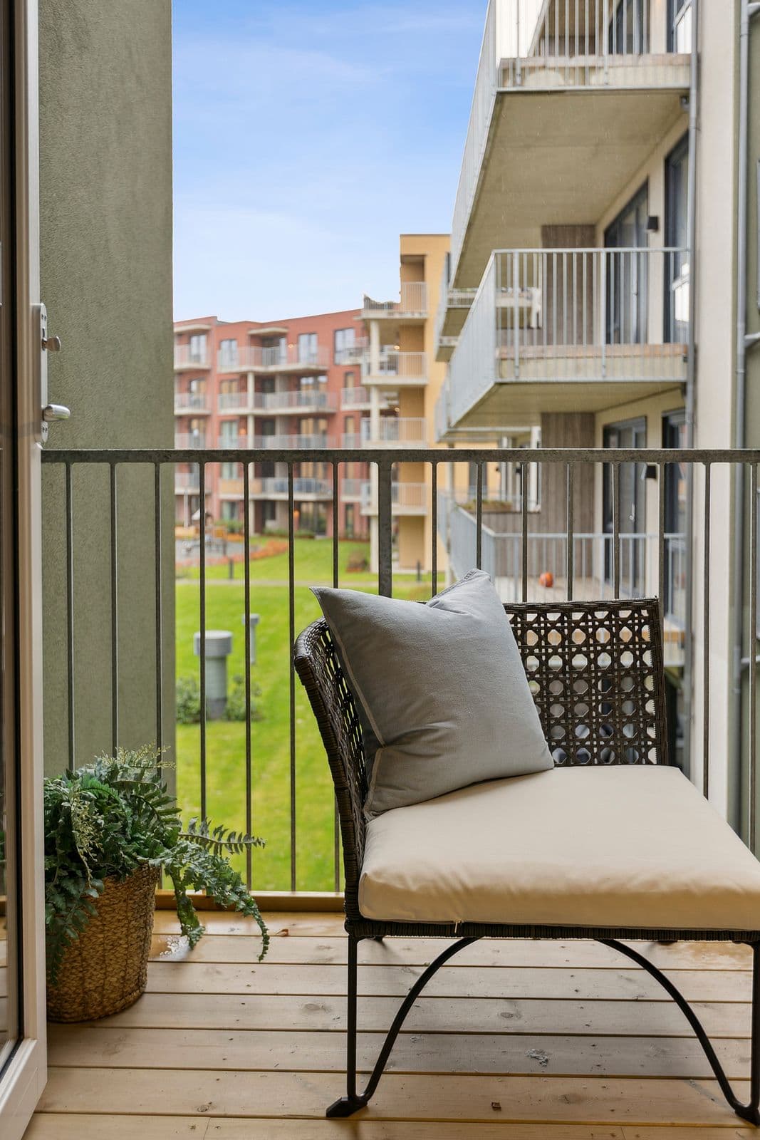 Leiligheten ligger i et rolig og attraktivt boområde med kort vei til kollektivtransport, butikker, turmuligheter og servicetilbud.