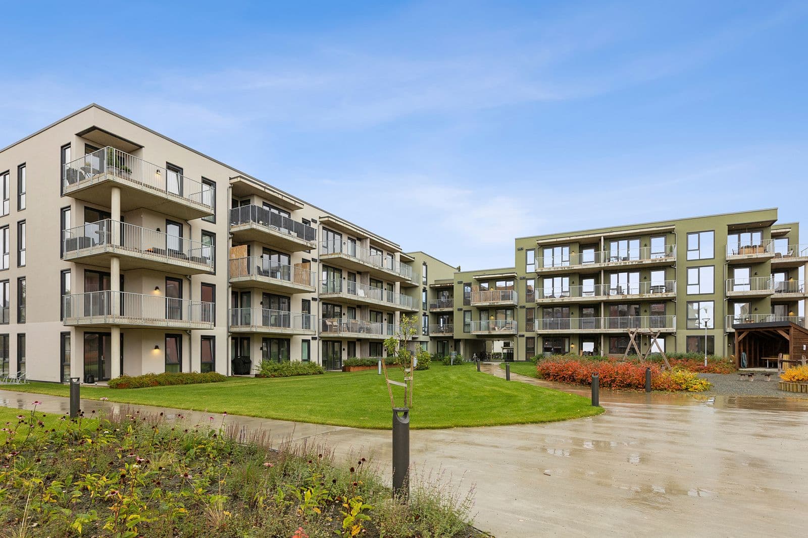 Felles uteområder er pent opparbeidet med grønne plener og beplantning som skaper et trivelig bomiljø. Området gir gode muligheter for hyggelige stunder utendørs.