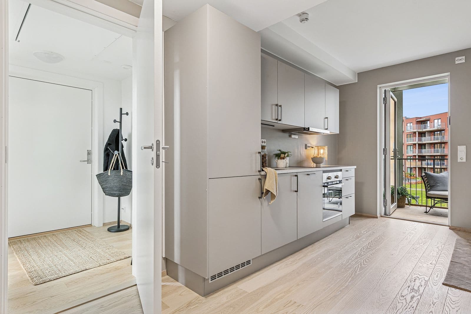 Innredningen har integrert koketopp, stekeovn, oppvaskmaskin og kombi kjøl/frys.