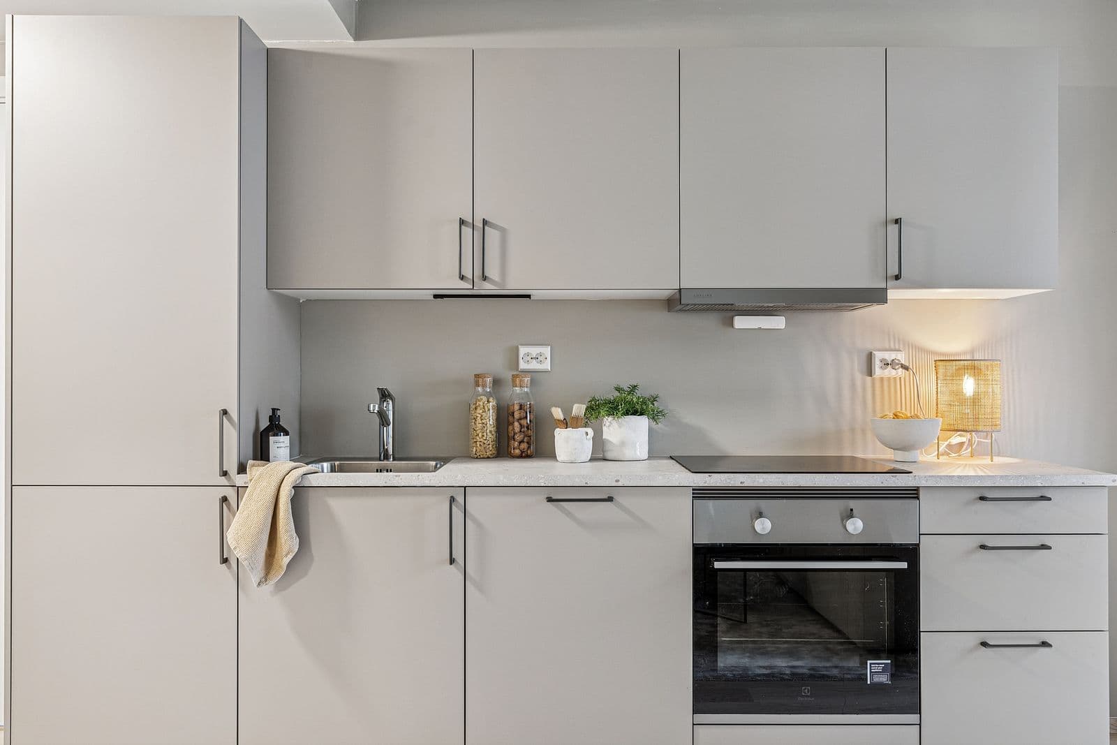 Lekkert og moderne kjøkken fra HTH med integrerte hvitevarer.