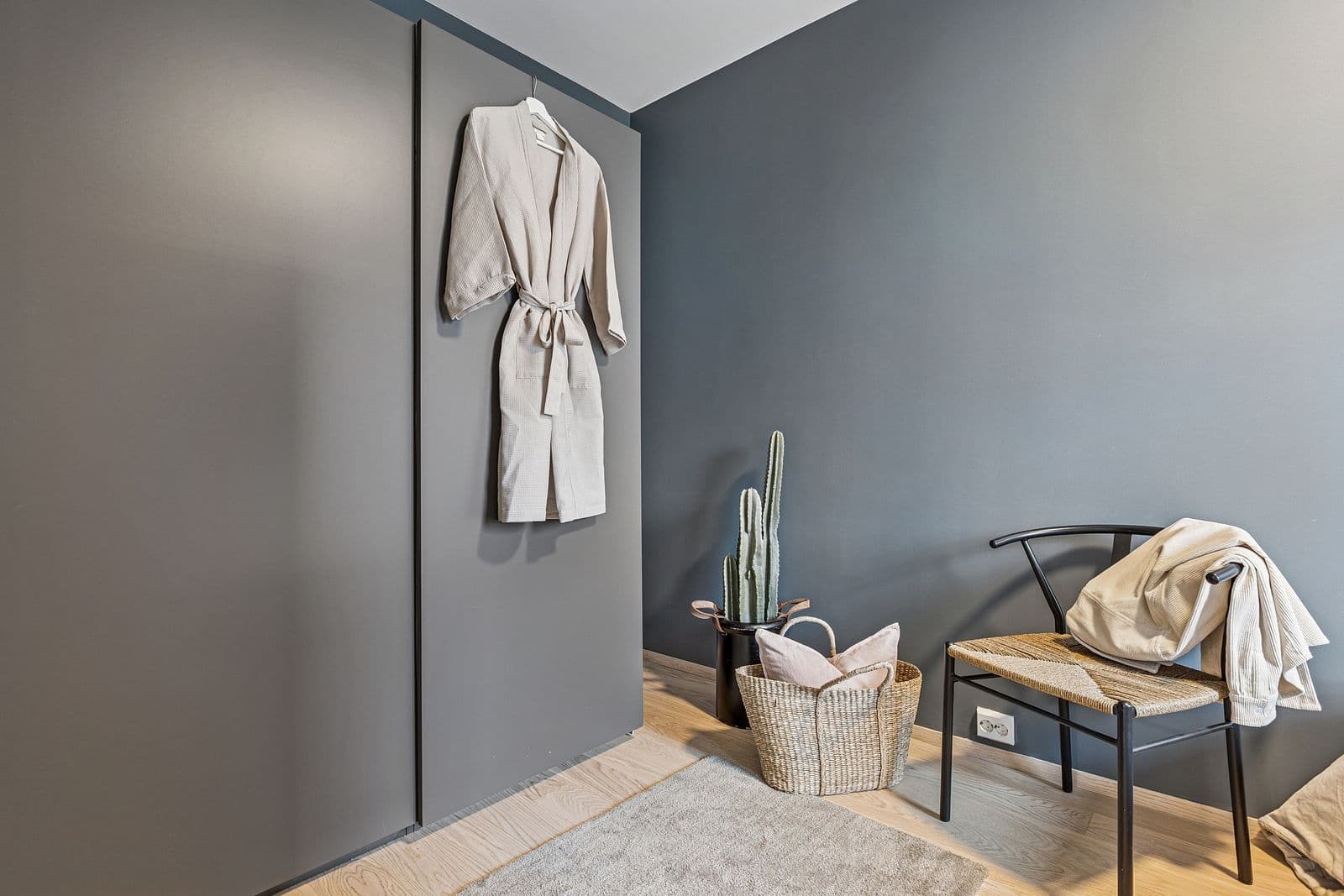 Her er det plass til både seng og oppbevaring, og rommet oppleves både funksjonelt og stilrent.