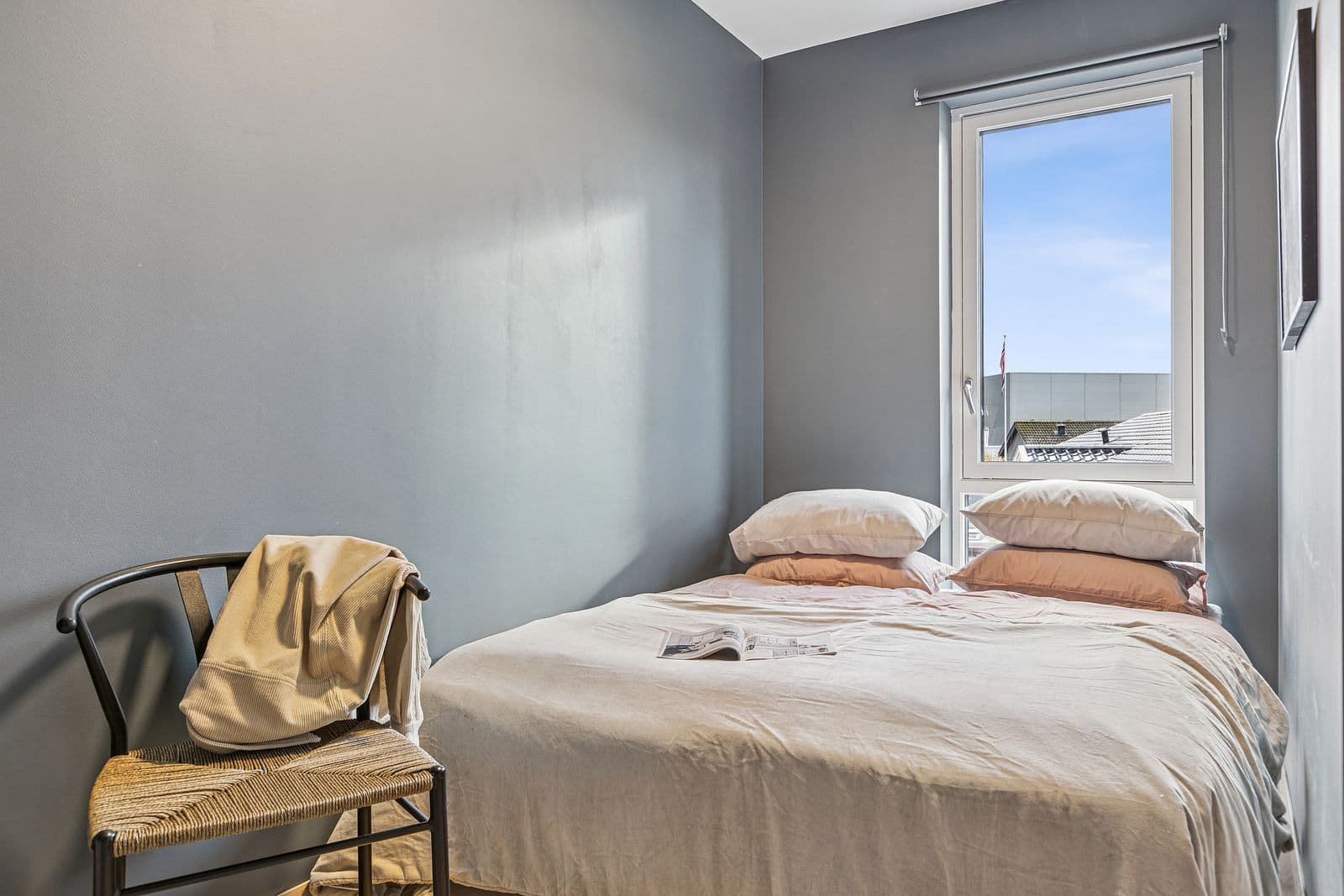 Stilrent soverom med moderne farger, god takhøyde og
rikelig med naturlig lys fra vinduet.