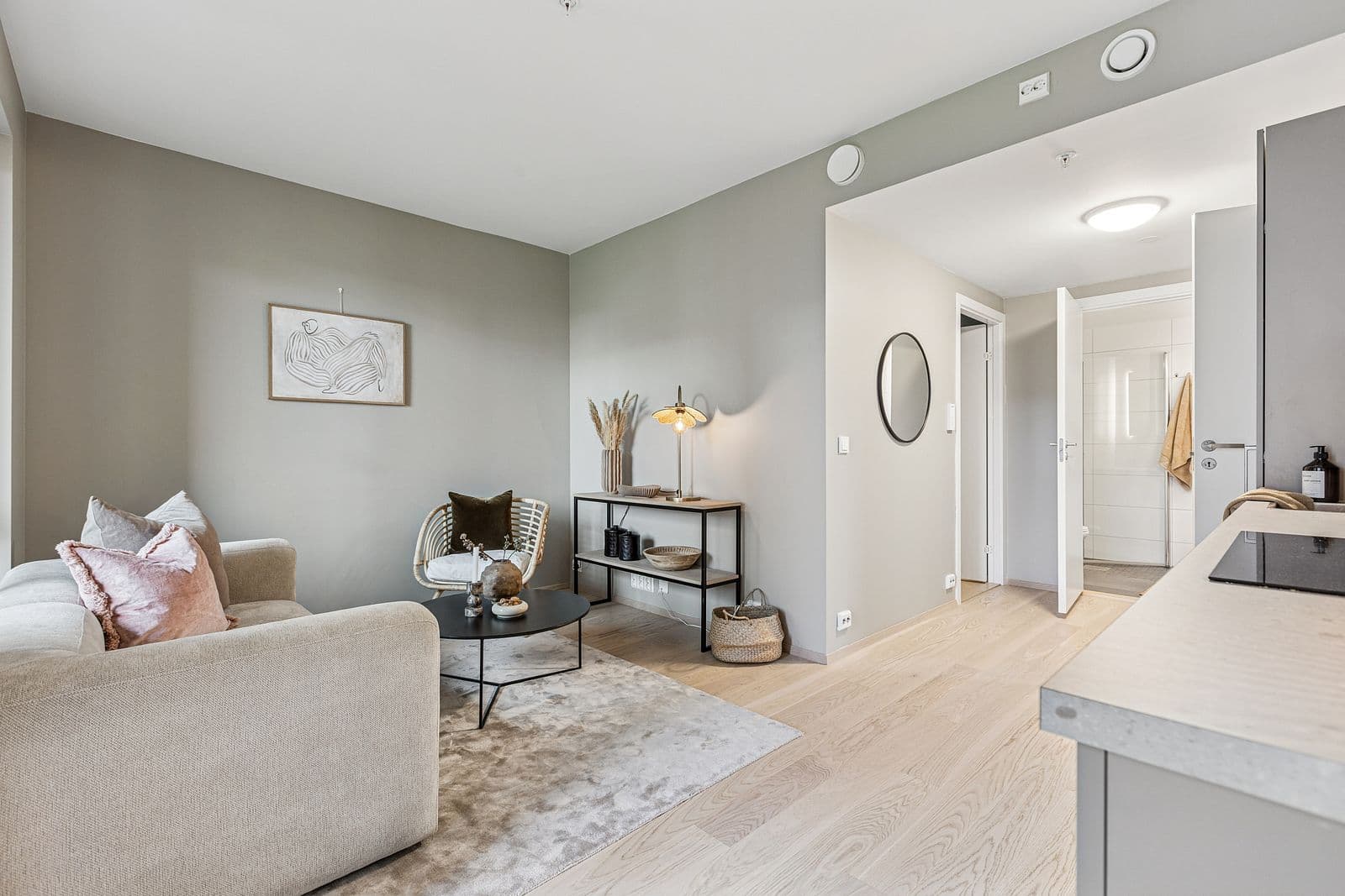 Leiligheten har en åpen stue- og kjøkkenløsning som skaper en sosial atmosfære.