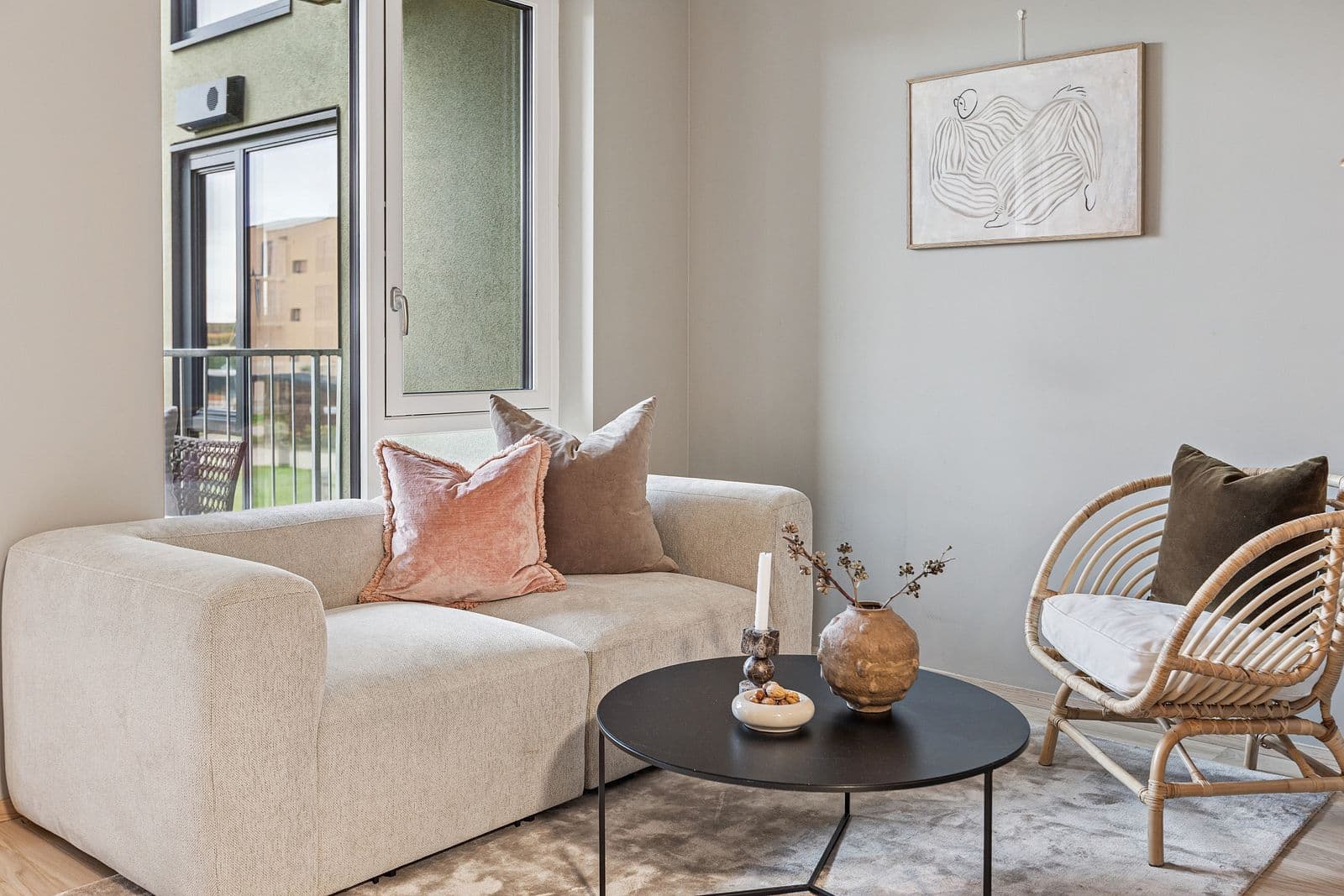 Store vindusflater gir masse naturlig lys til boligen.