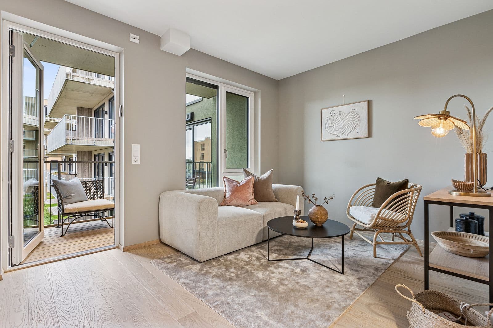 Leiligheten har gjennomgående parkett på gulv, med unntak av bad som er flislagt, samt lyse og delikate overflater.