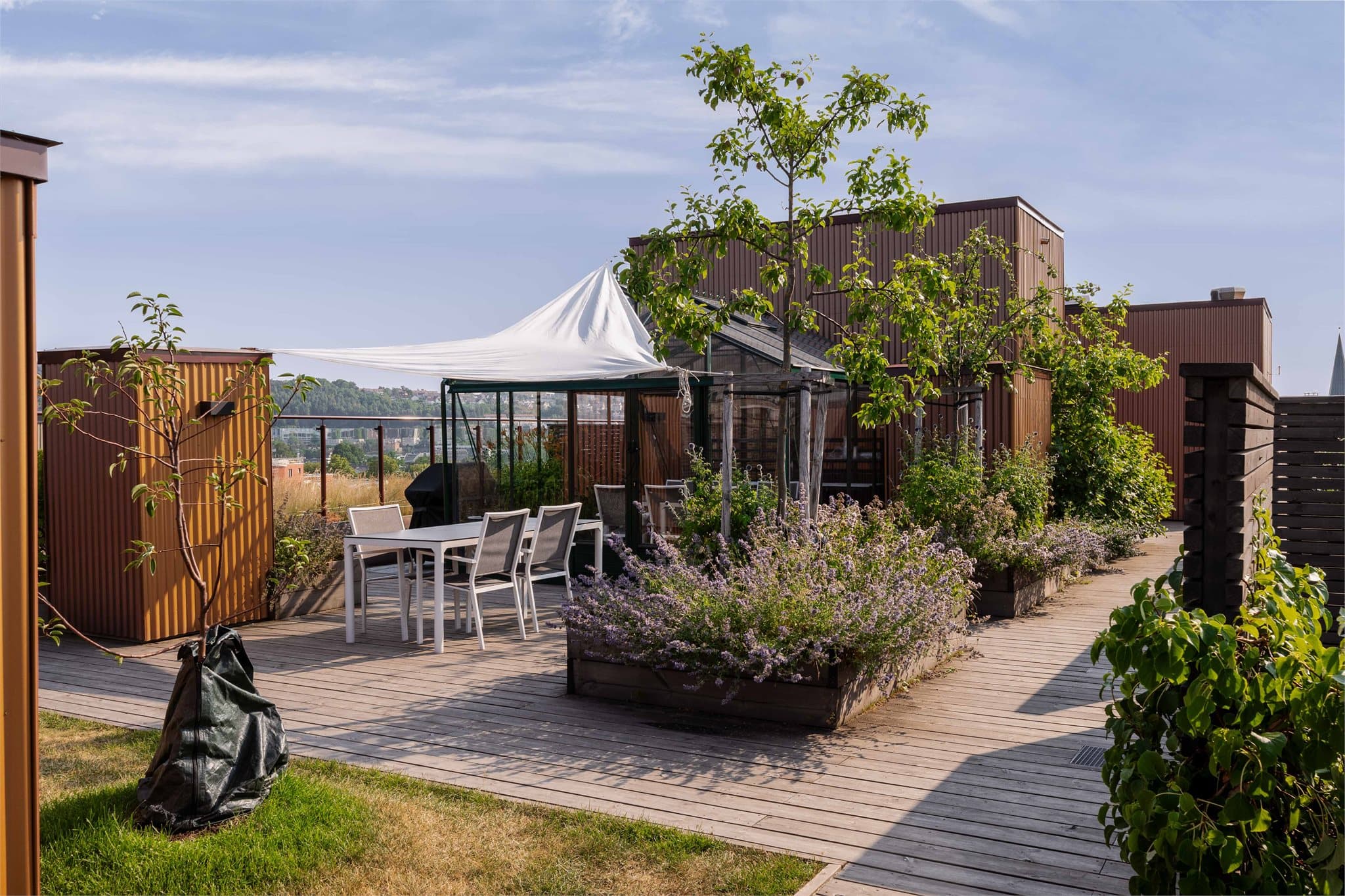 Fantastiske takterrasser med perfekte sol- og utsiktsforhold - pent opparbeidet med sitteplasser, solskjerming og hyggelig beplantning.