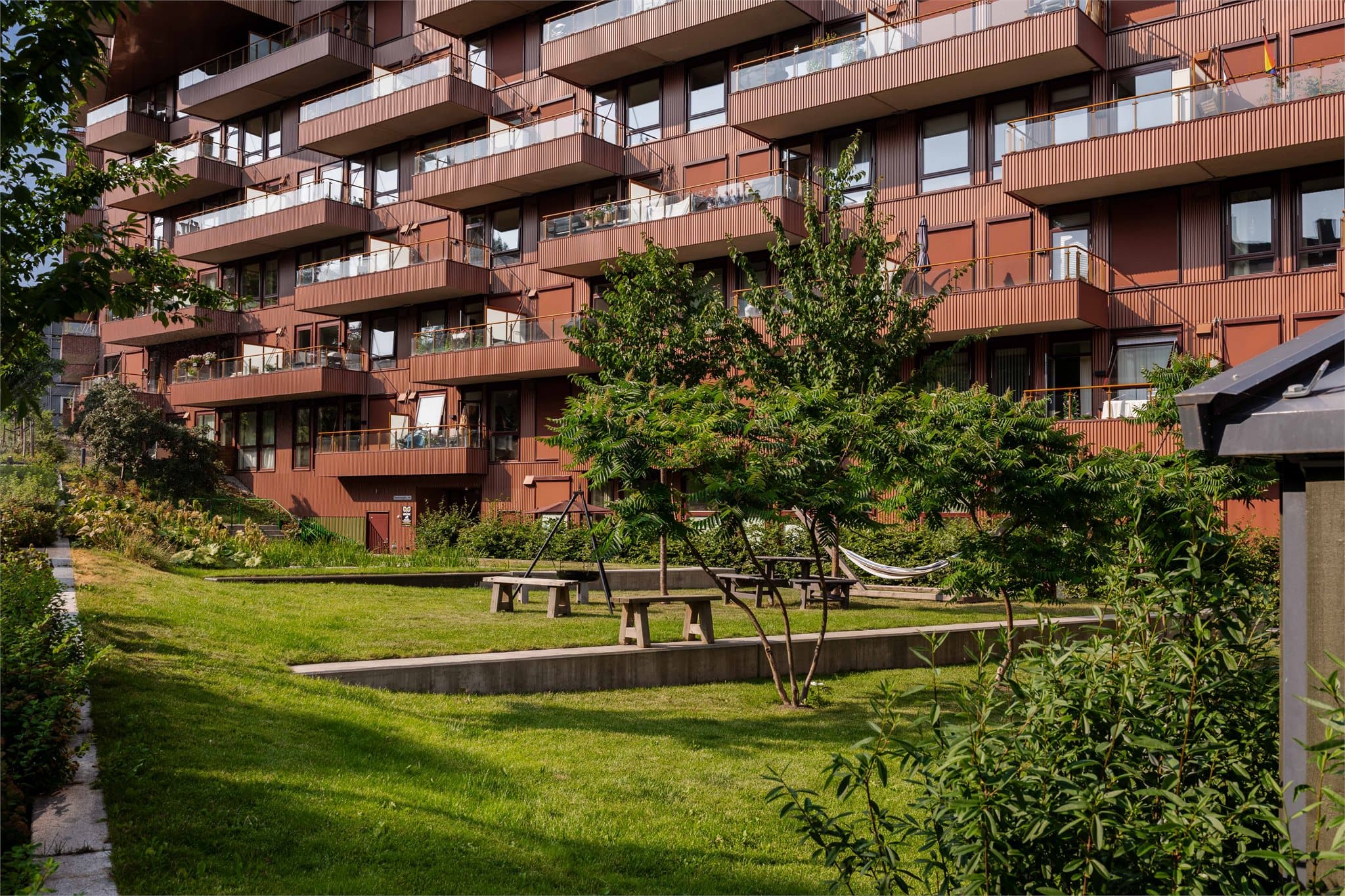 Rundt bygget finner du hyggelige uteområder med beplantning og gangveier som skaper en rolig atmosfære til tross for den sentrale beliggenheten.