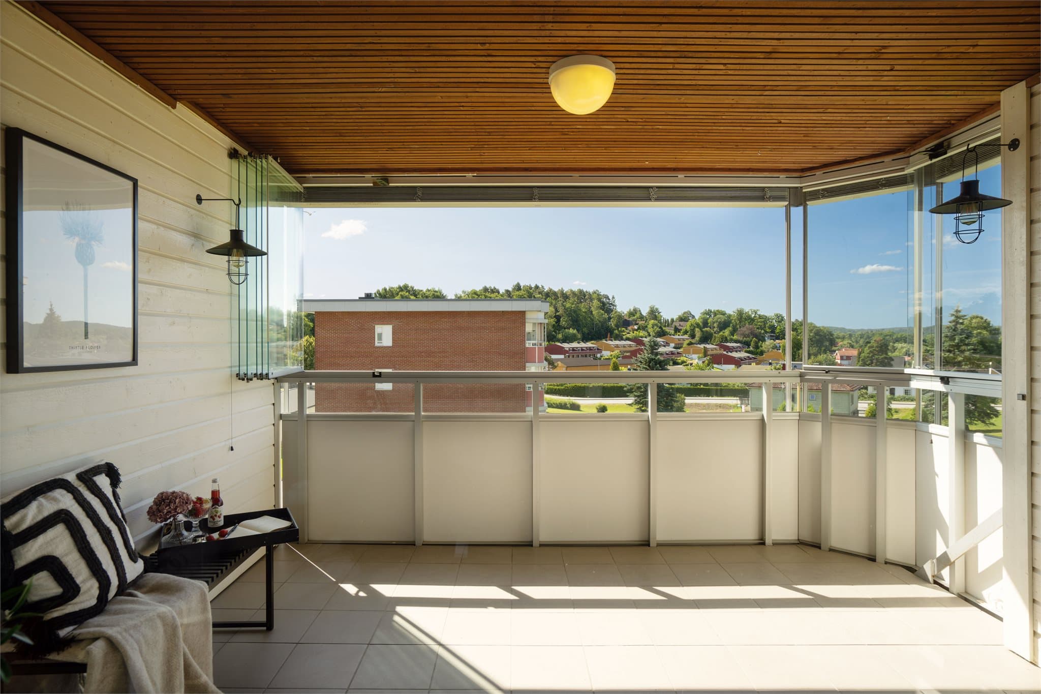 Den innglassede verandaen på 11 m² fungerer som et ekstra oppholdsrom med skyvefelt i glass.