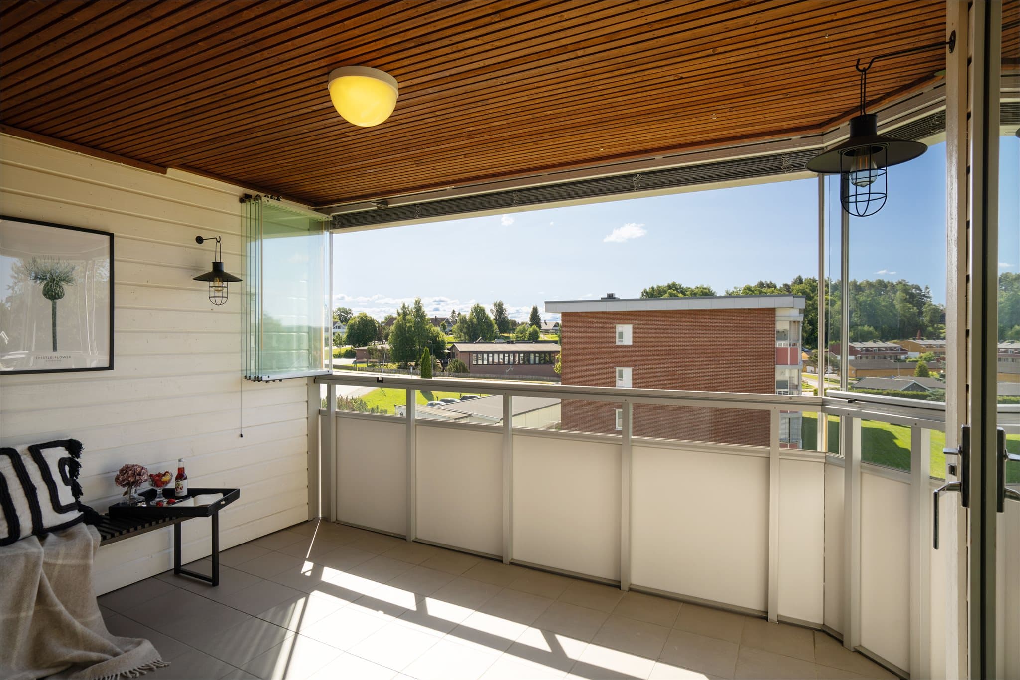 Fra stuen er det direkte utgang til den romslige, innglassede verandaen.