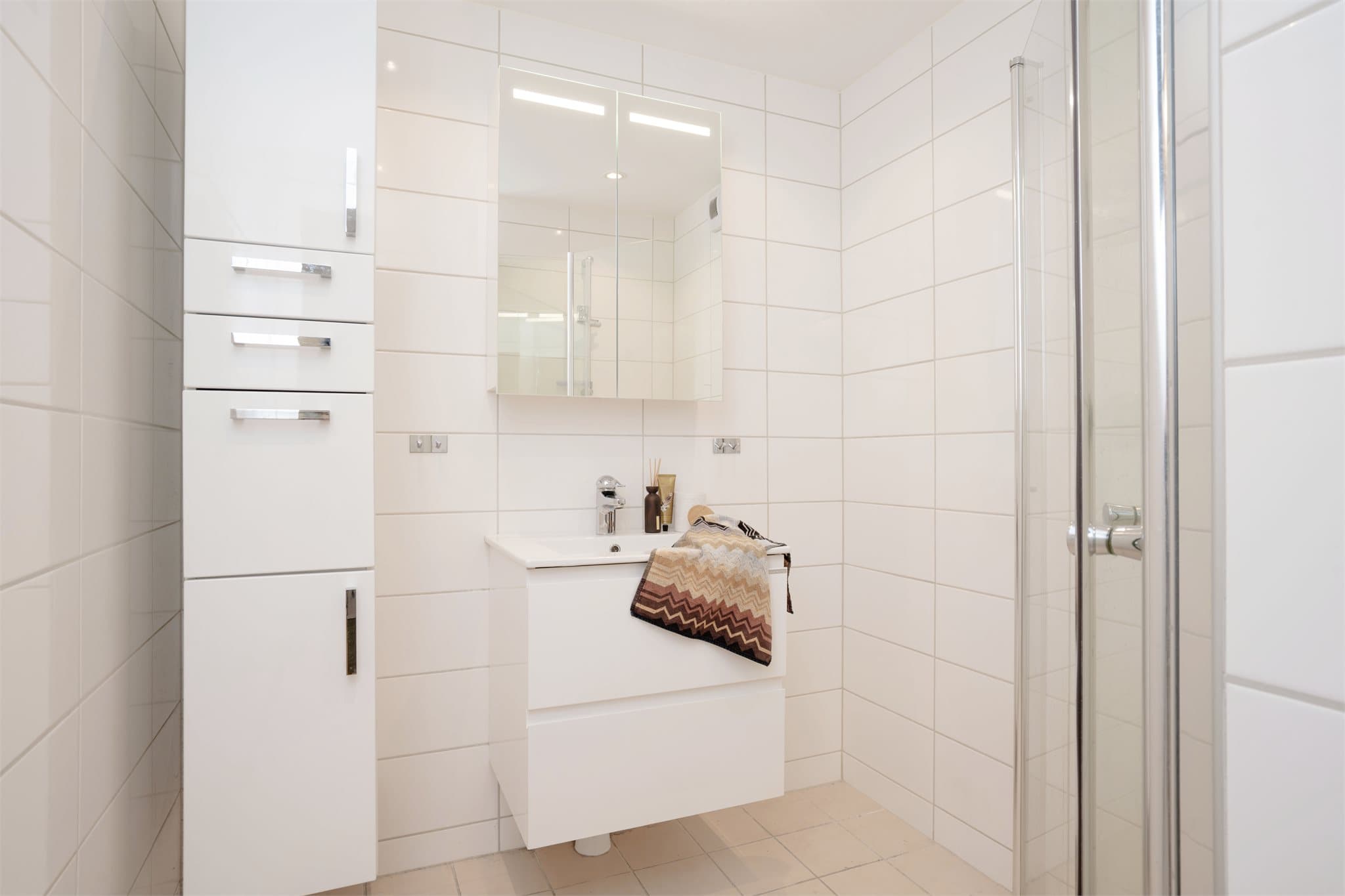 Badet ble oppgradert i 2018 og har flislagt gulv med elektriske varmekabler.