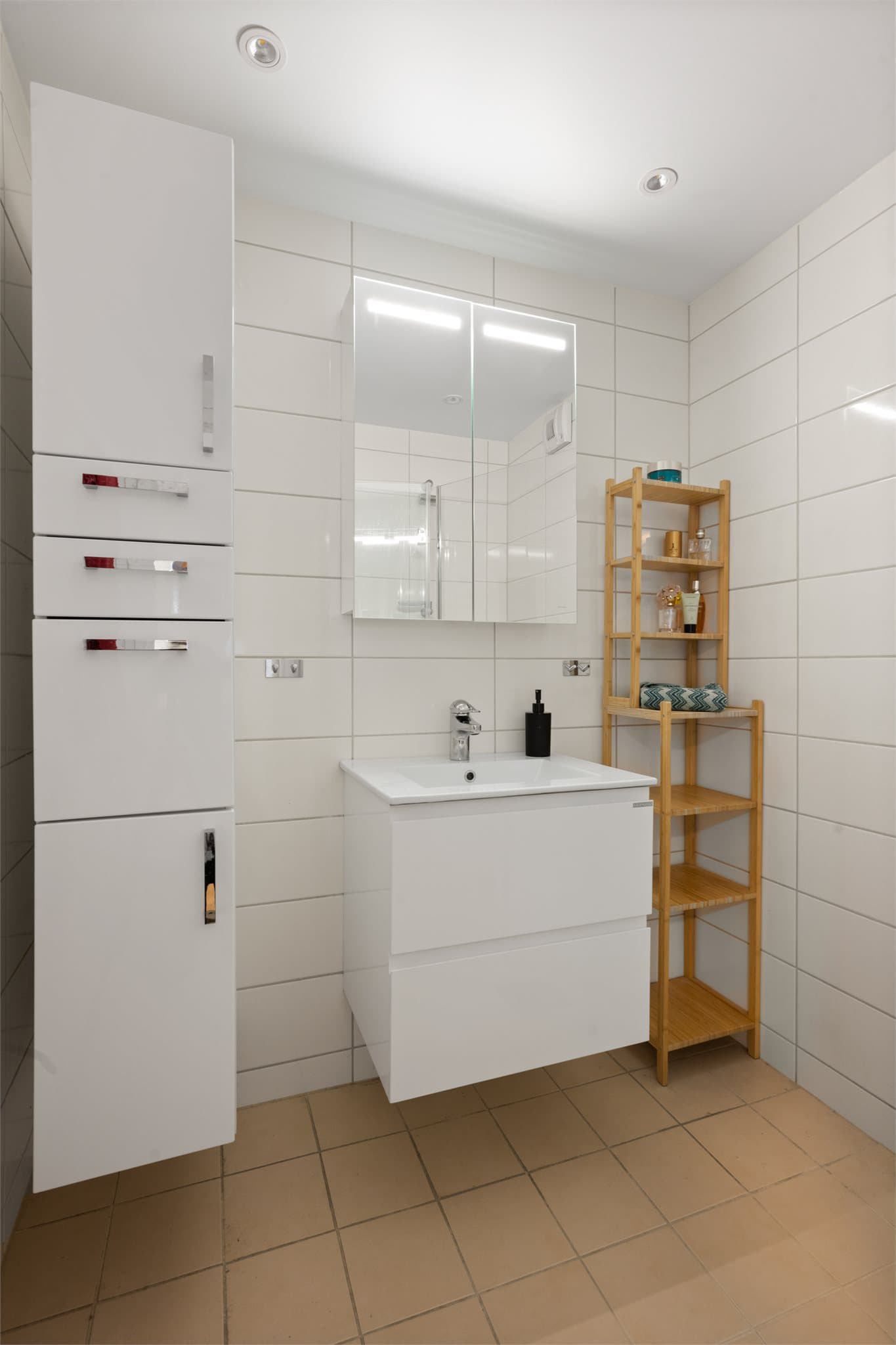 Badet ble oppgradert i 2019 i regi av borettslag, inkludert utskifting av rørstammer. Rommet fremstår moderne med flislagt overflater på gulv og vegger. Slett tak med innfelte spotter som gir god belysning.