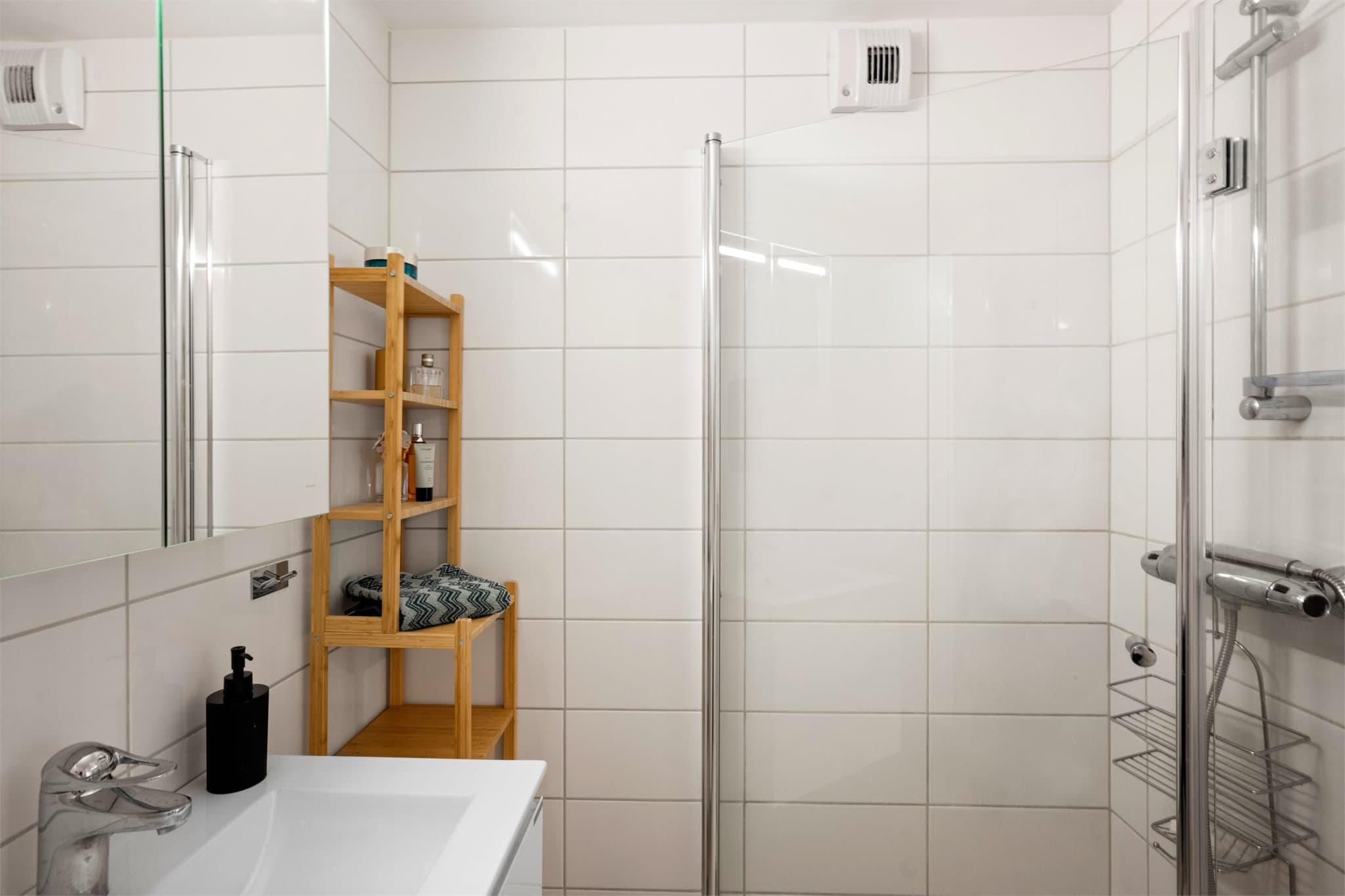 På badet er det også dusjløsning med innfellbare glassdører.