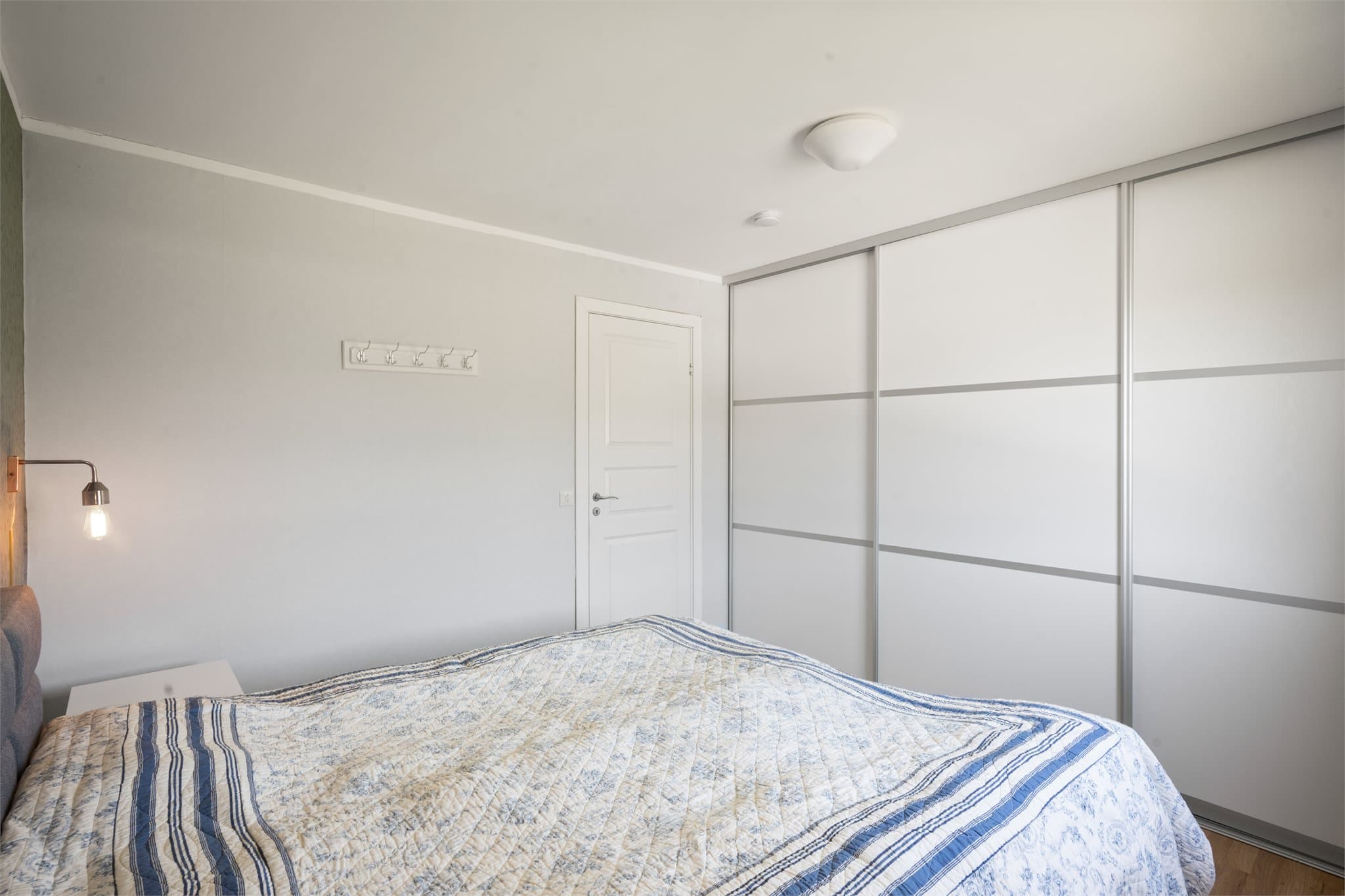 Hovedsoverom er romslig og har en praktisk skyvedørsgarderobe som gir god oppbevaringsplass og bidrar til et ryddig inntrykk.