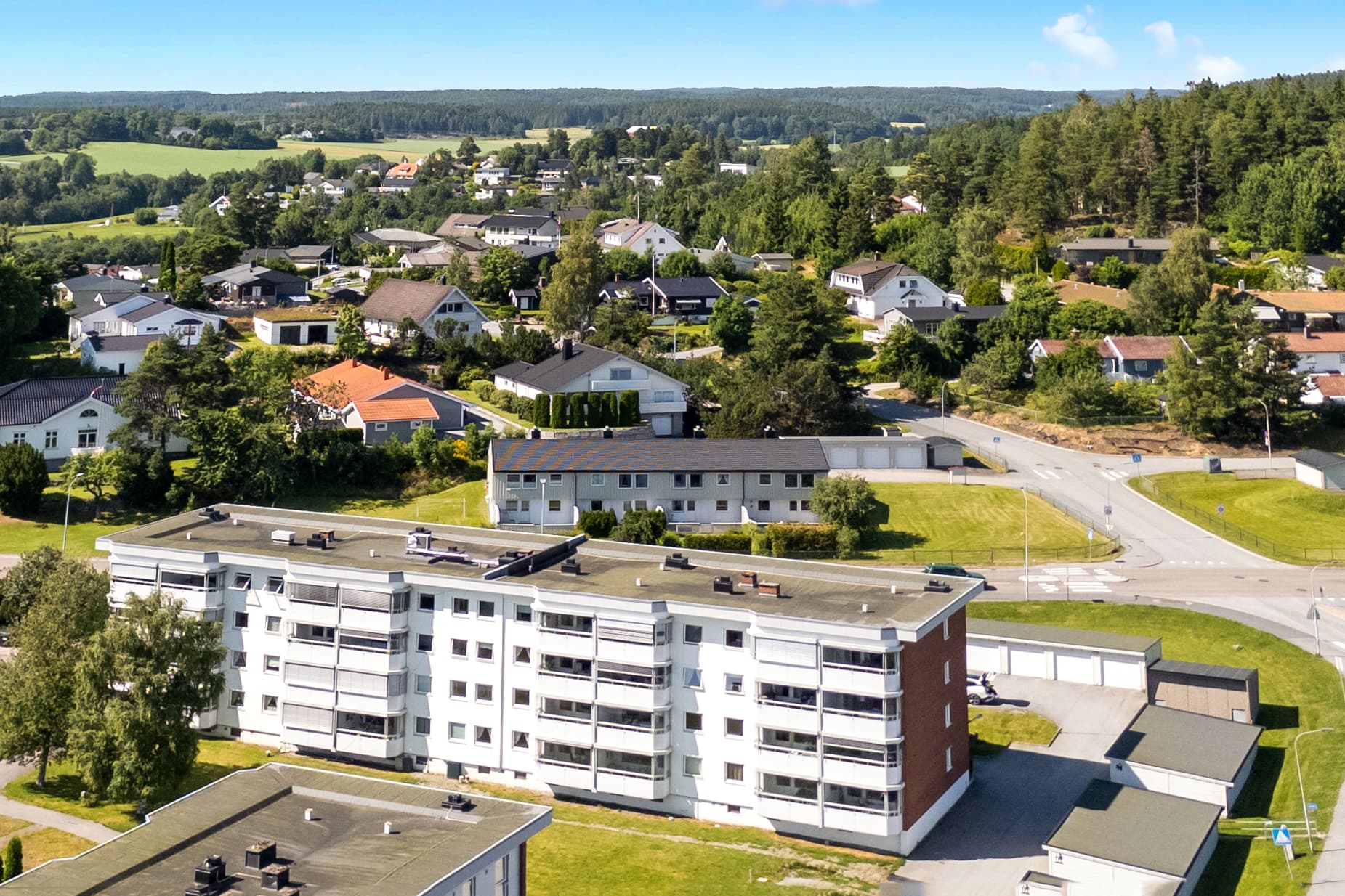 Boligen ligger i 3. etasje i Båstadlundveien 71B, en del av Østre Lie III borettslag. Foto: FOTOetcetera.