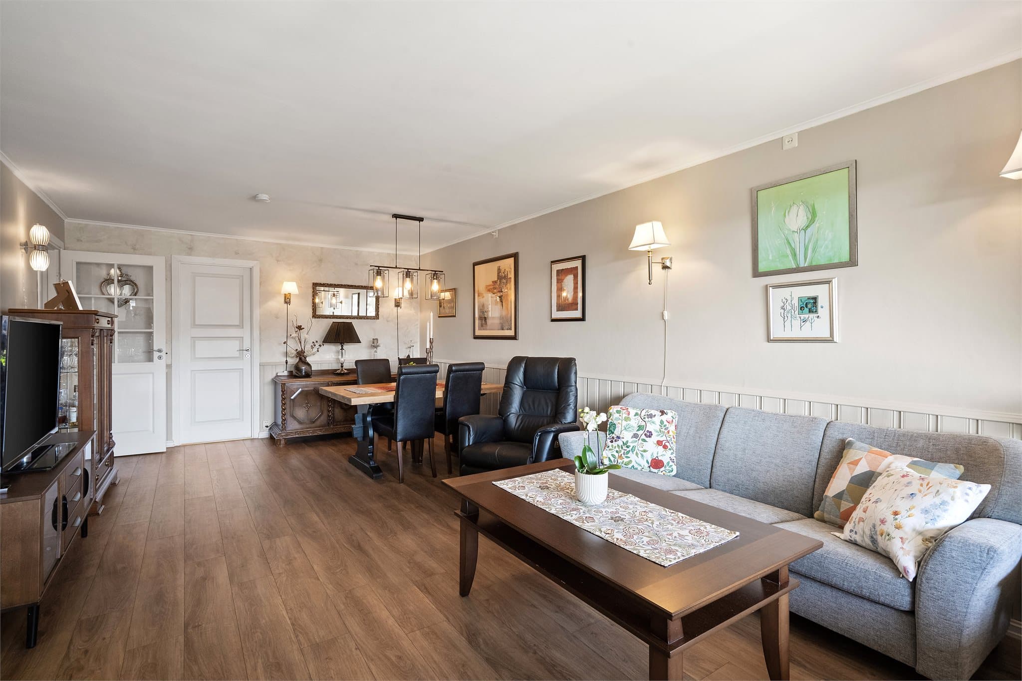 I stuen er det god plass til både sofagruppe og spisebord.