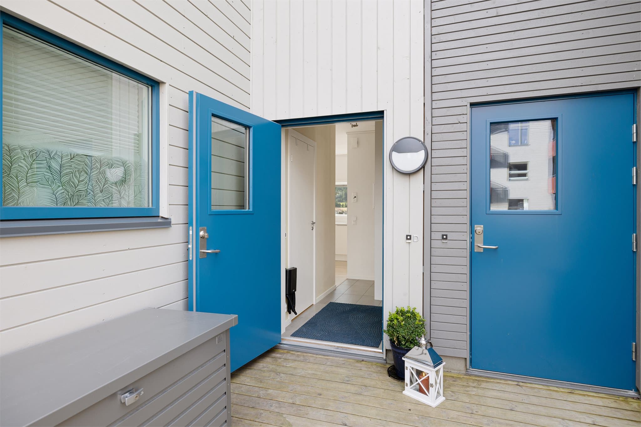 Her bor du med kort vei til både skole og barnehage. Rema, Kiwi, Bunnpris og Coop Prix er nærmeste matbutikker.