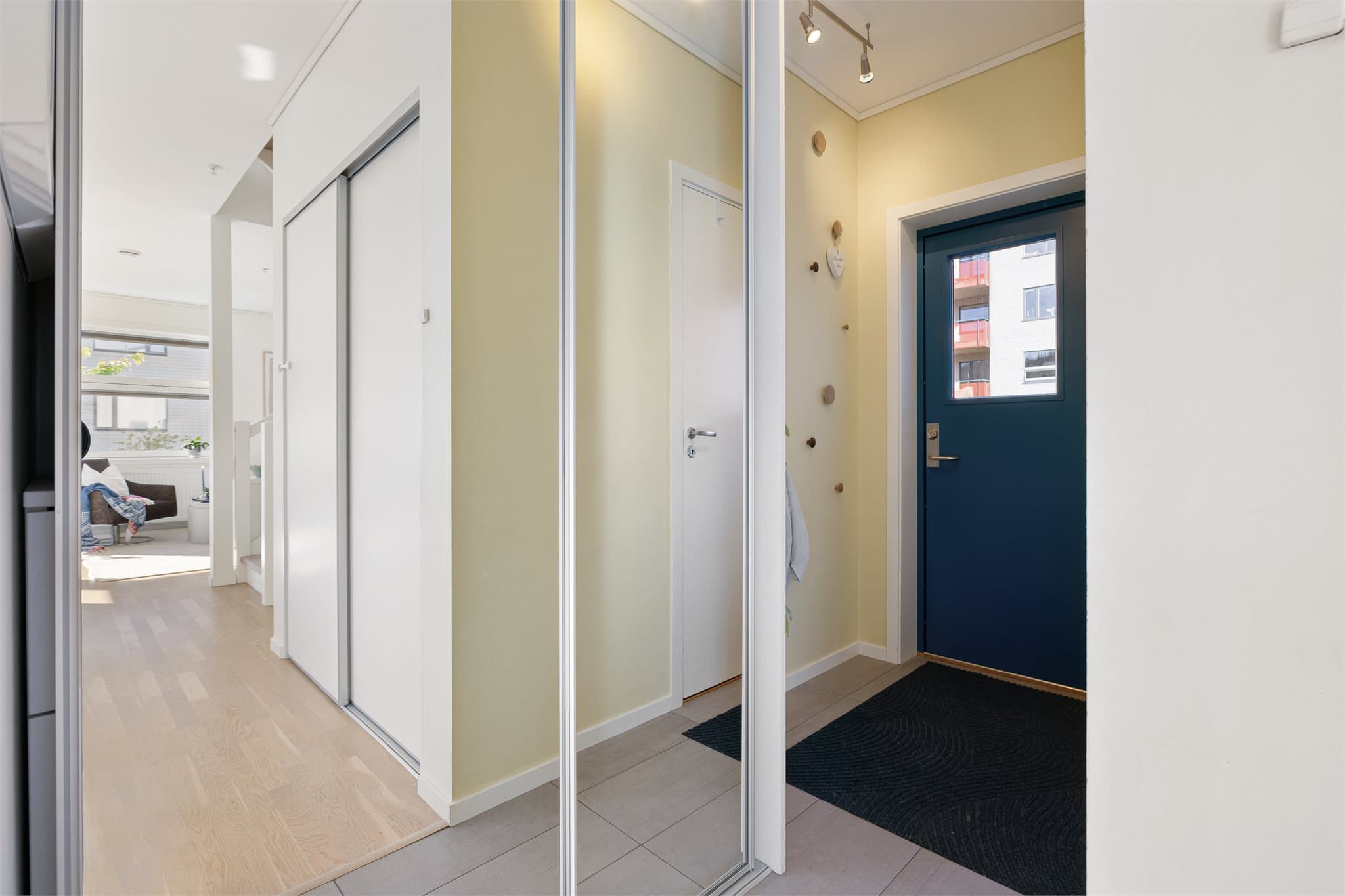 Praktisk skyvedørsgarderobe med god plass til yttertøy og sko.