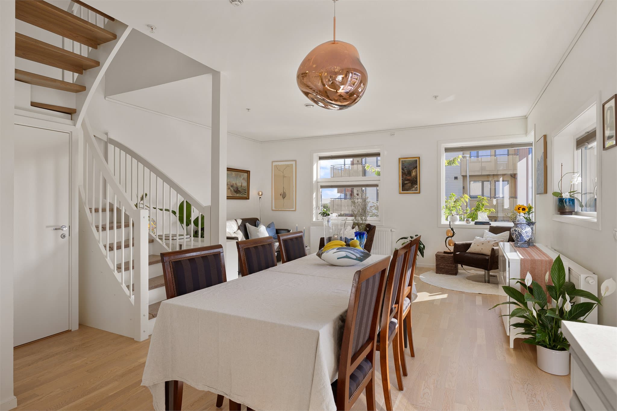 Store vindusflater og hjørnevindu gir rikelig med naturlig lys.