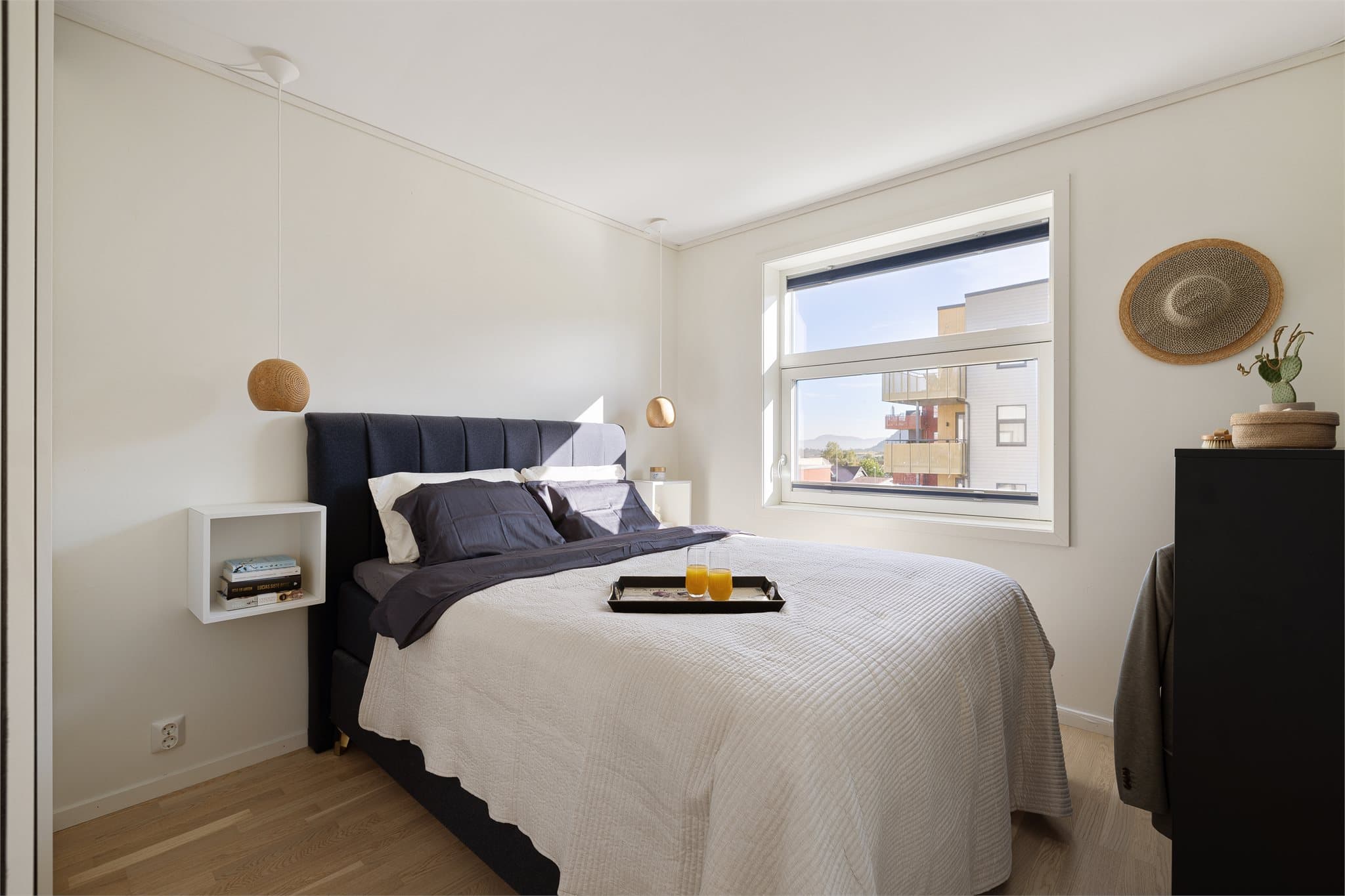 Hovedsoverom er målt ca. 11 kvm og byr på god plass til dobbeltseng og skyvedørsgarderobe.