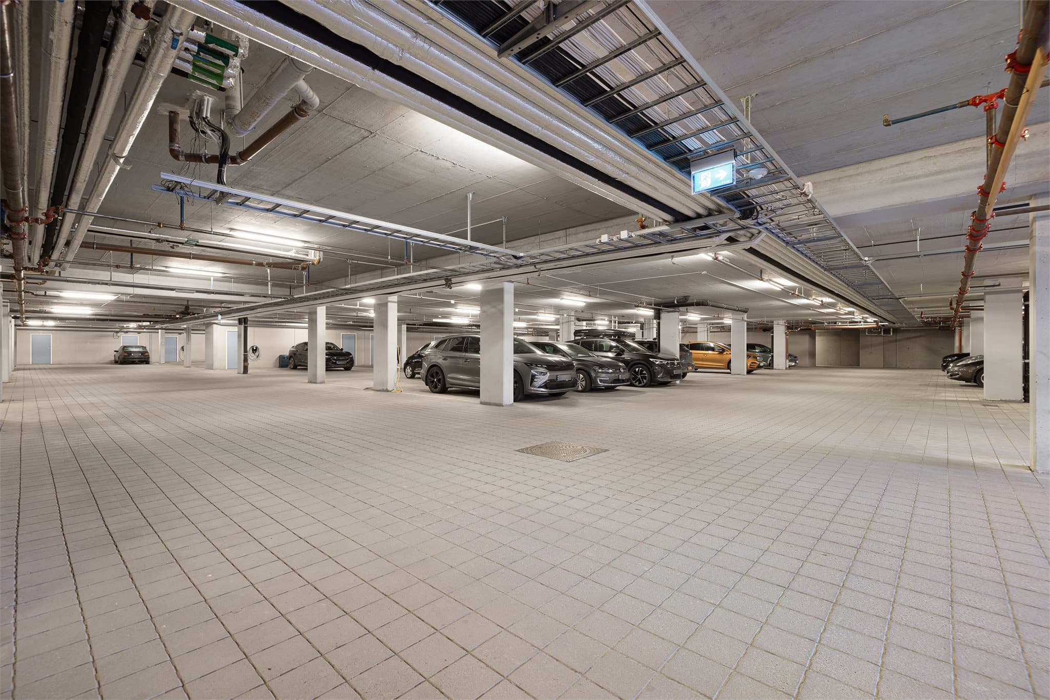 Boligen disponerer en praktisk ekstern bod på 5 m² i felles kjelleranlegg, samt egen parkeringsplass.