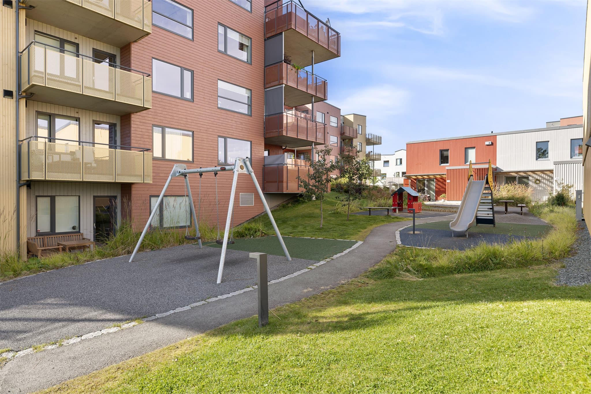 Flere lekeplasser på fellesområdet som innbyr til lek og aktivitet for barna.